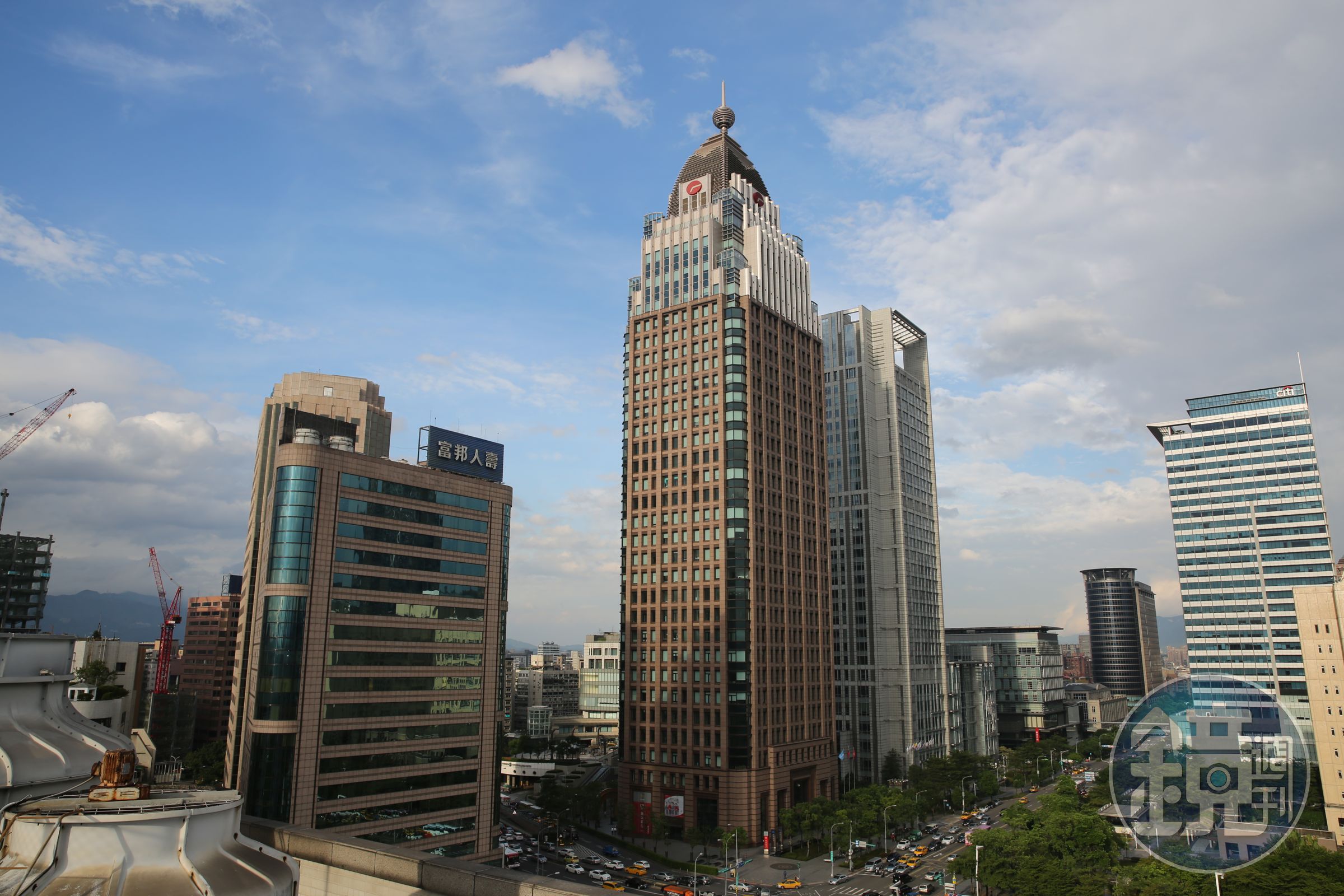 台北地檢署指揮廉政署等大批人員搜索遠雄集團總部。圖為遠雄金融中心外觀。