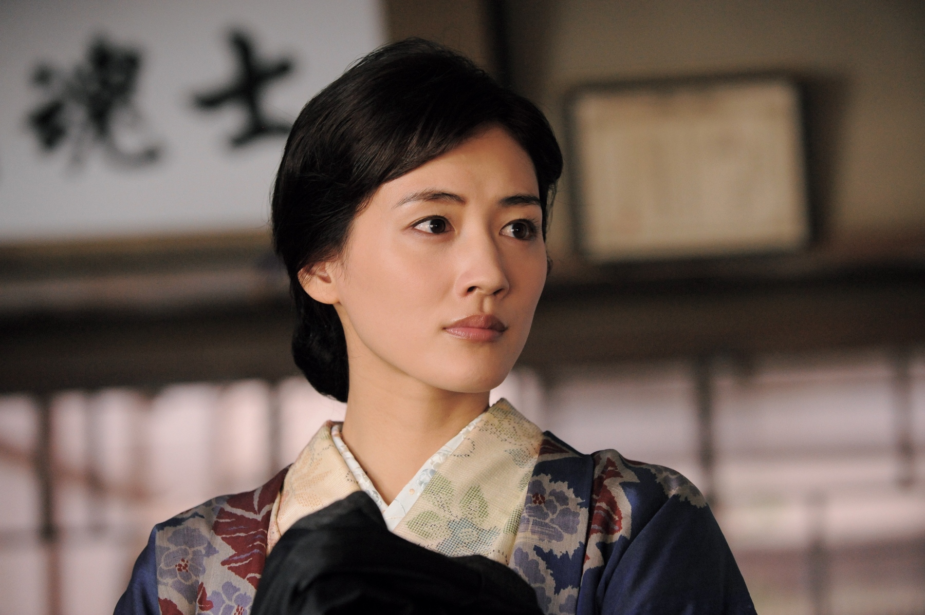 綾瀨遙在《名叫海賊的男人》當中飾演一位溫柔賢淑的傳統女人由紀,和岡田准一所扮演的男主角國岡鐵造曾度過一段幸福的新婚生活,後來卻因為某件事情不得不離開對方。