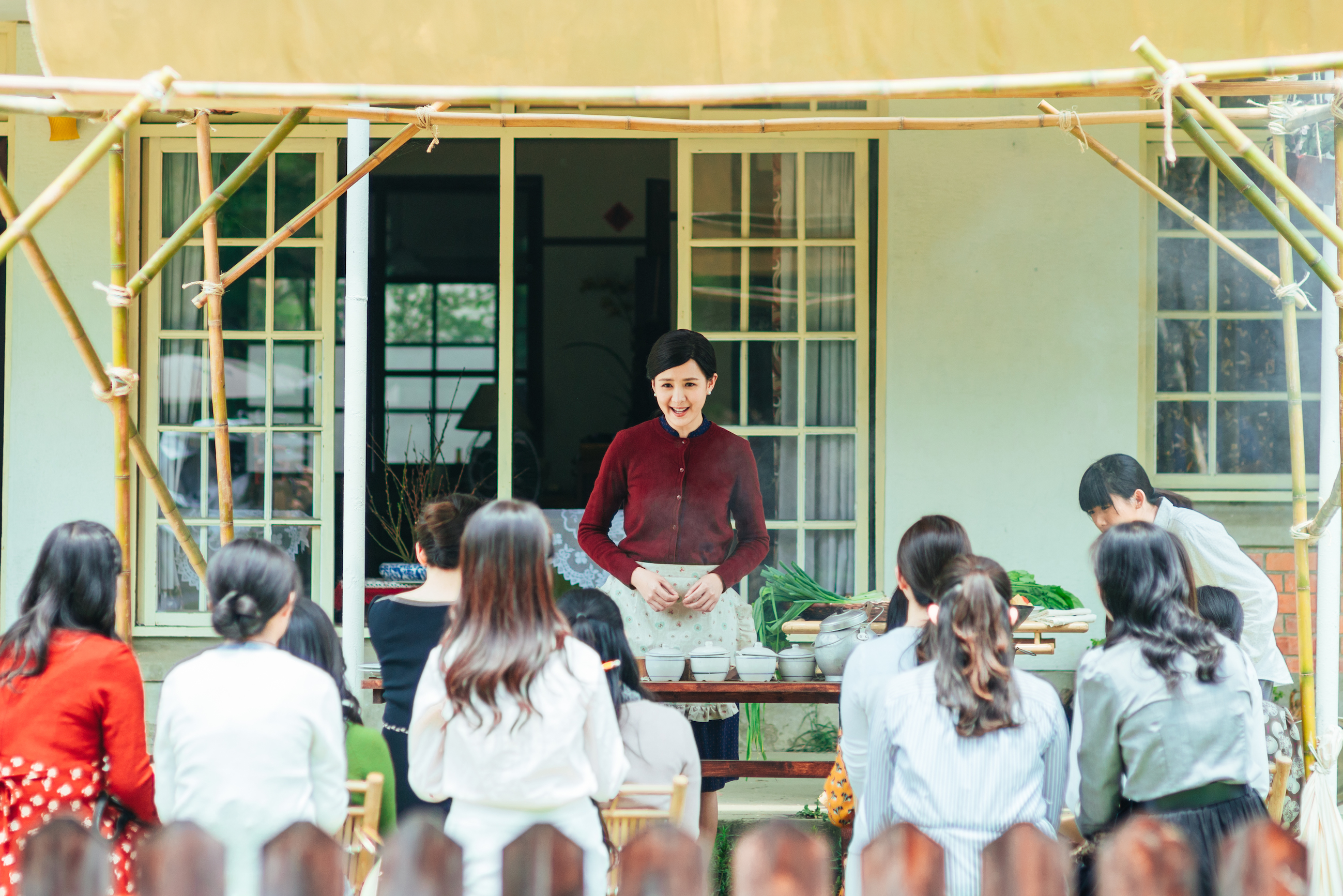 安心亞為揣摩一代烹調名人料理時的架勢及講話方式,安心亞依靠培梅的錄音檔,每天回到家跟媽媽對戲。