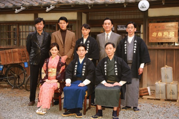 《名叫海賊的男人》演員群大多是男性，在雄性賀爾蒙氣息濃烈的片場當中，有綾瀨遙的加入，也為拍片現場增色不少。