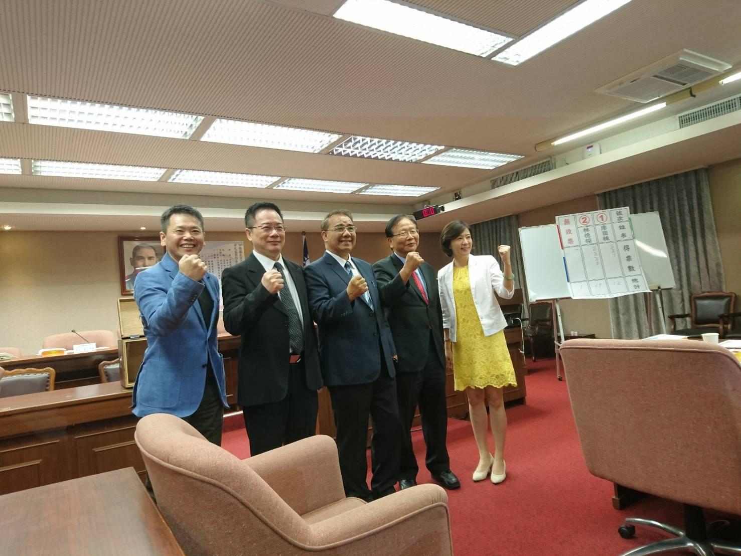 國民黨團進行總召選舉,林德福(右二)19票勝出。(林思慧攝)