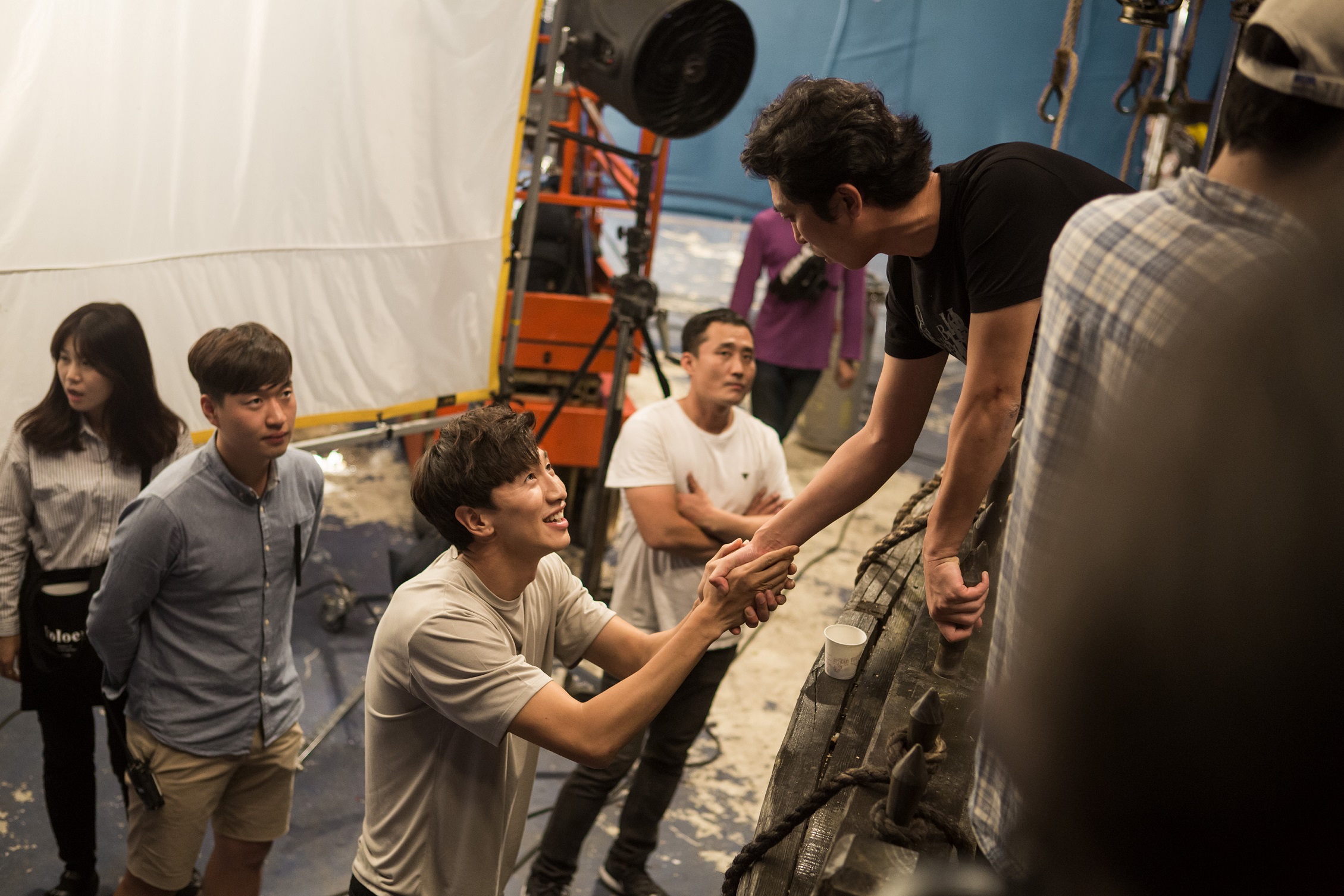 《鬼怪》拍攝首集船難戲時，李光洙（中）特地前往探班加油打氣。