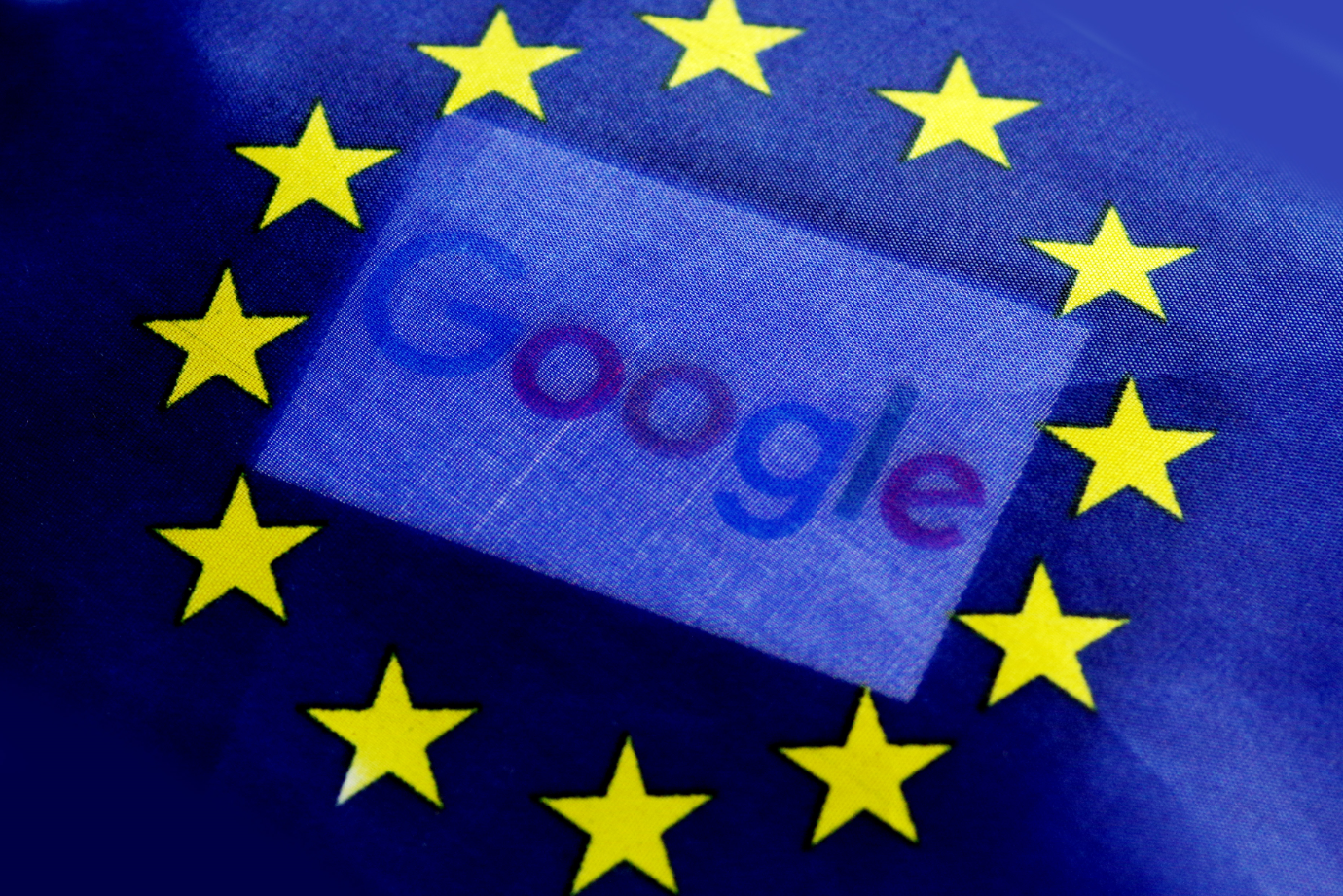 歐盟反托拉斯監管單位對谷歌祭出24.2億歐元(約合新台幣846億元)的罰鍰，創歷來最高紀錄。歐盟執委說，谷歌濫用自己在搜尋網路的霸主地位，形成不公平競爭。（東方IC）