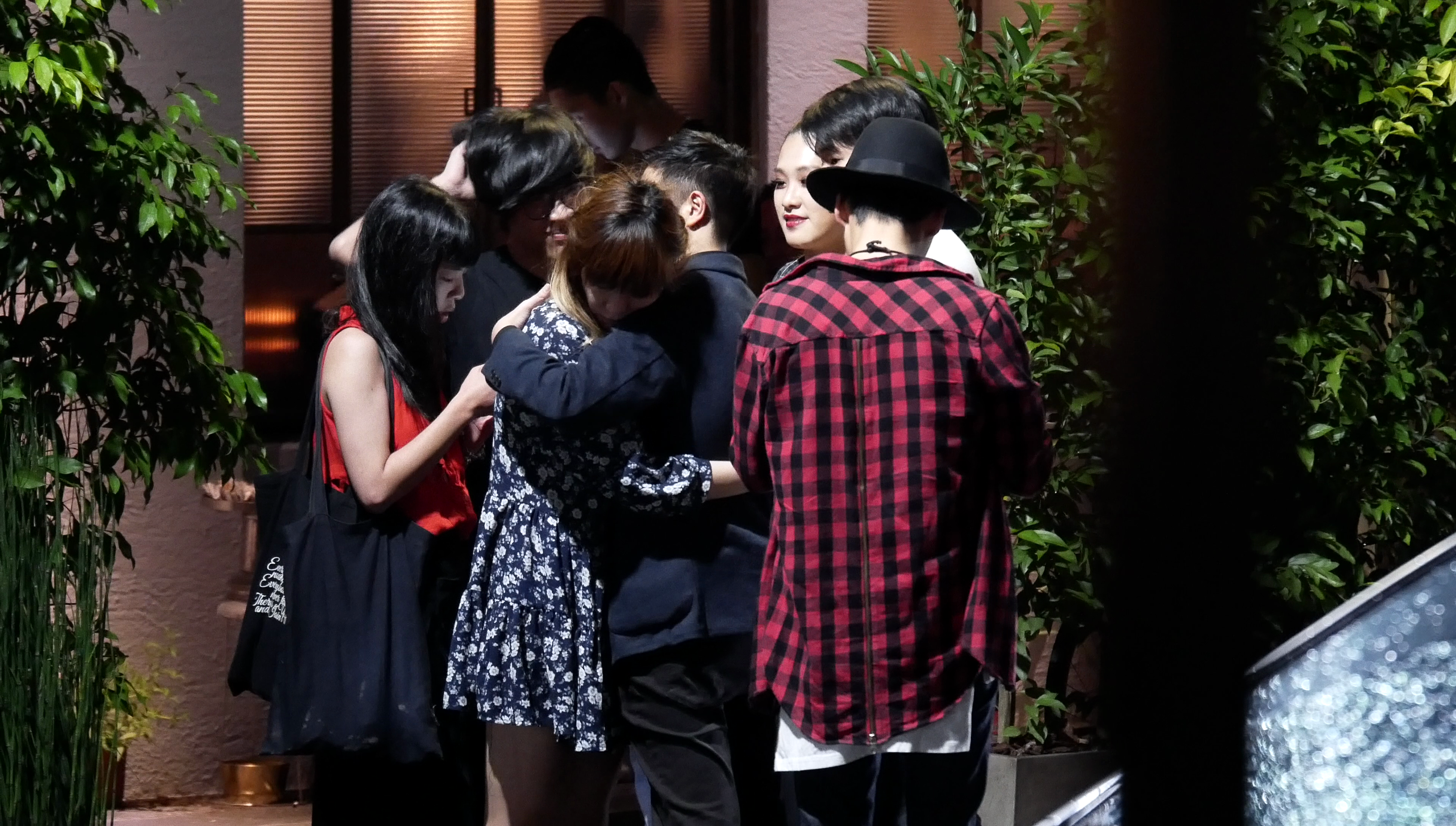 跟盧廣仲傳緋聞的Riin（花衣）跟密友抱在一起，廣仲只能抓抓頭。