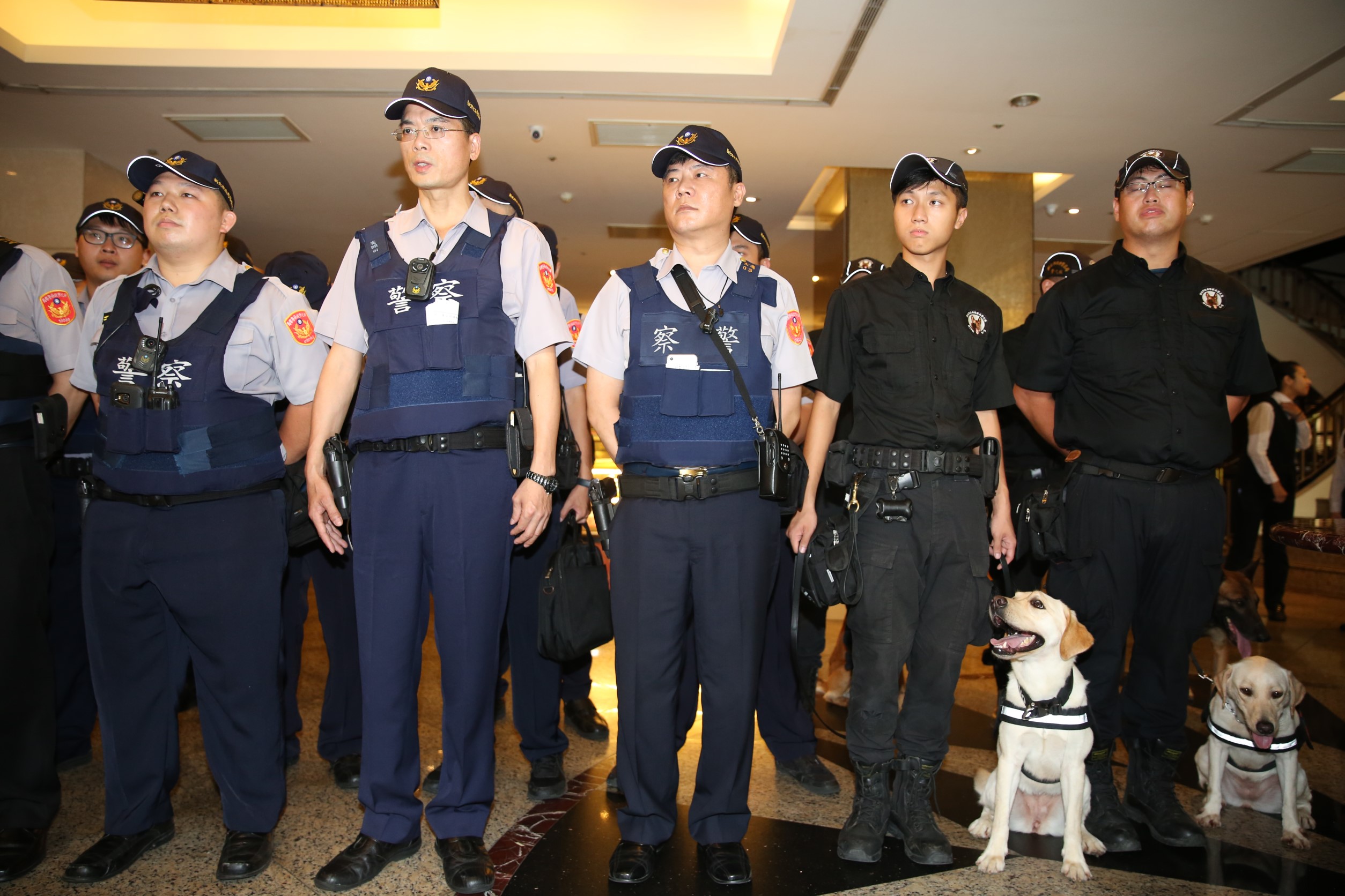 警方設立797條巡邏線，投入超過千名警力進行署期掃毒工作。