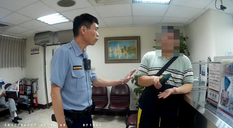 劉男為了展示誠意，前往台銀欲領出260萬現金，送給素未蒙面的正妹當見面禮。