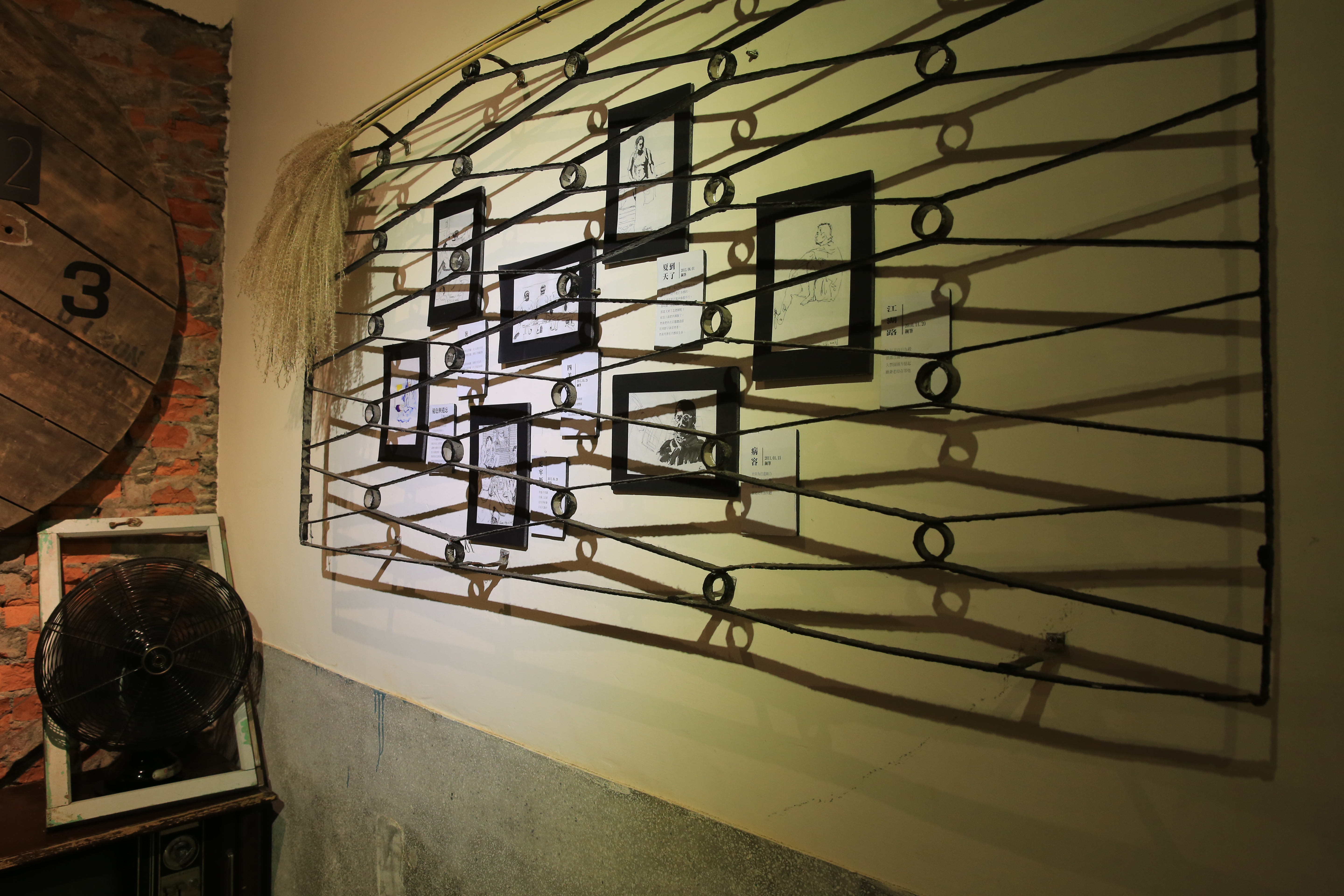 這一幕咖啡館裡的鐵幕風景，看似平凡，卻暗藏玄機。