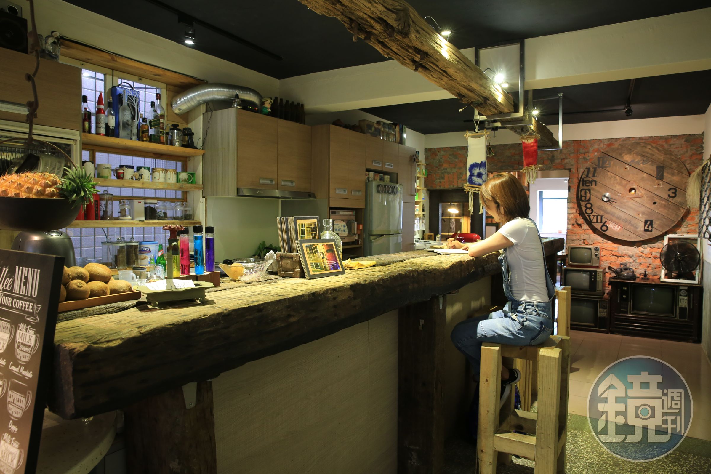 滿屋子老玩意兒，為咖啡館注入老靈魂。