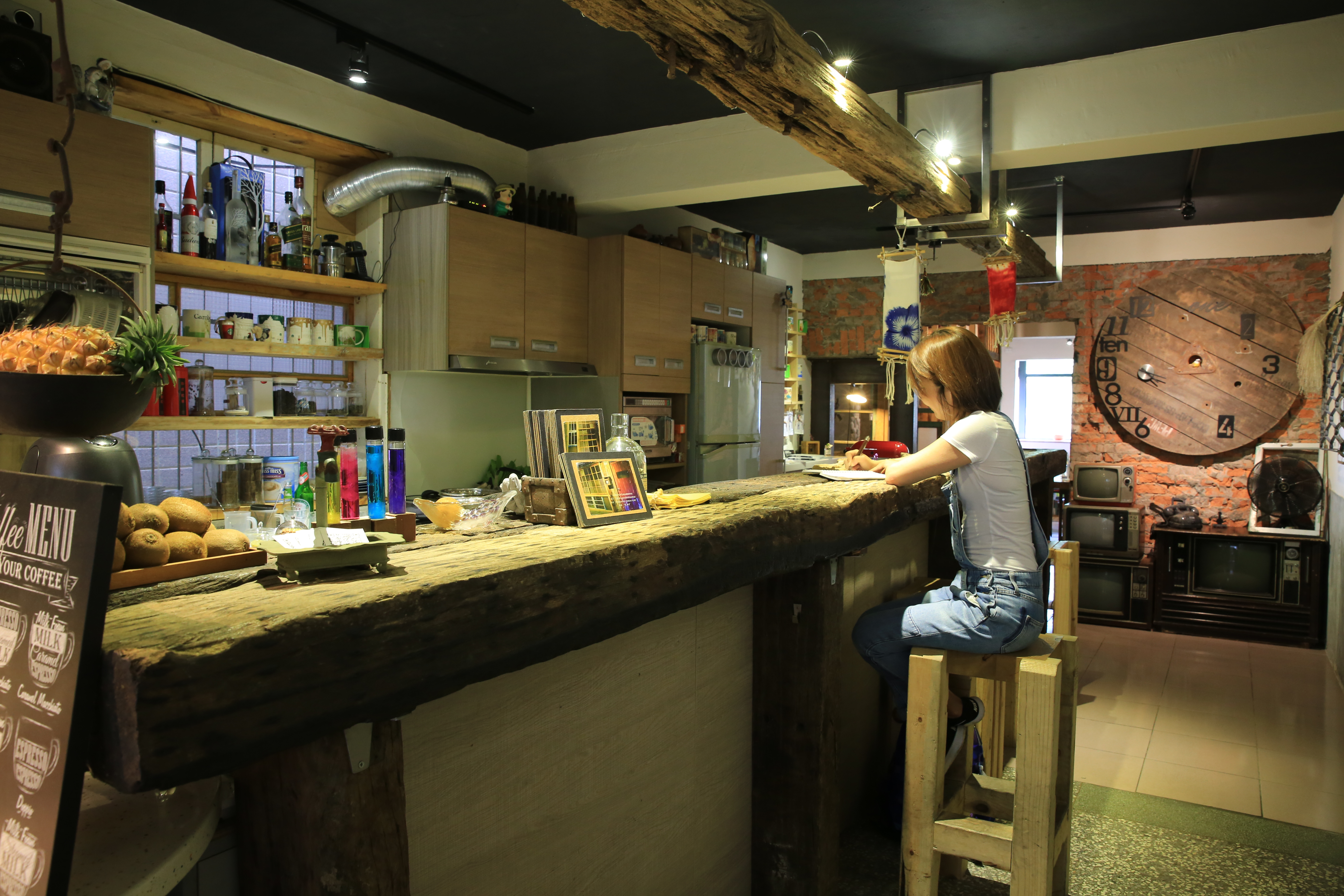 滿屋子老玩意兒，為咖啡館注入老靈魂。