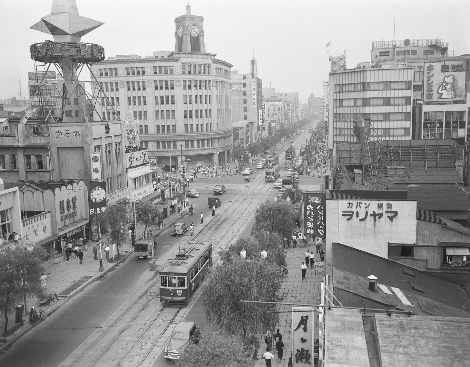 都電行經銀座四丁目,攝於1955年。(東京都提供)