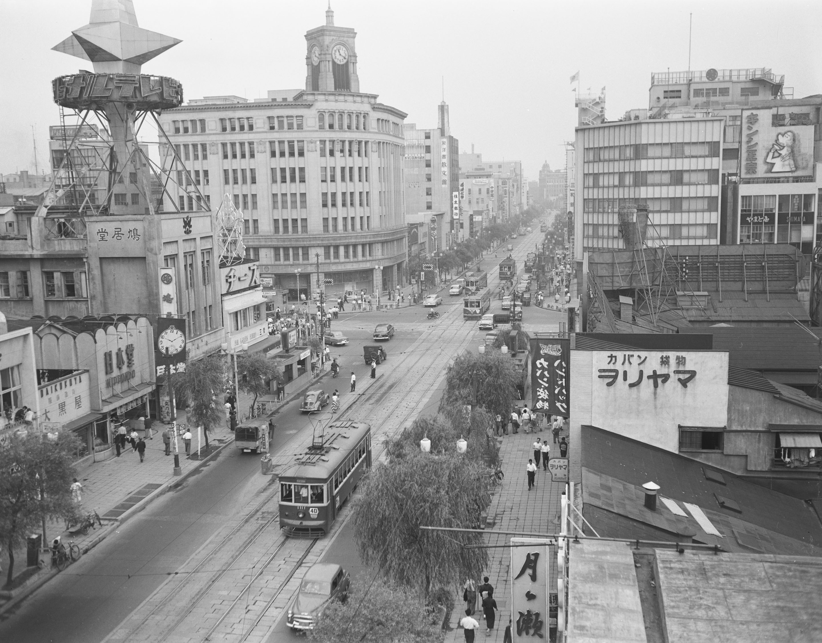 都電行經銀座四丁目,攝於1955年。(東京都提供)
