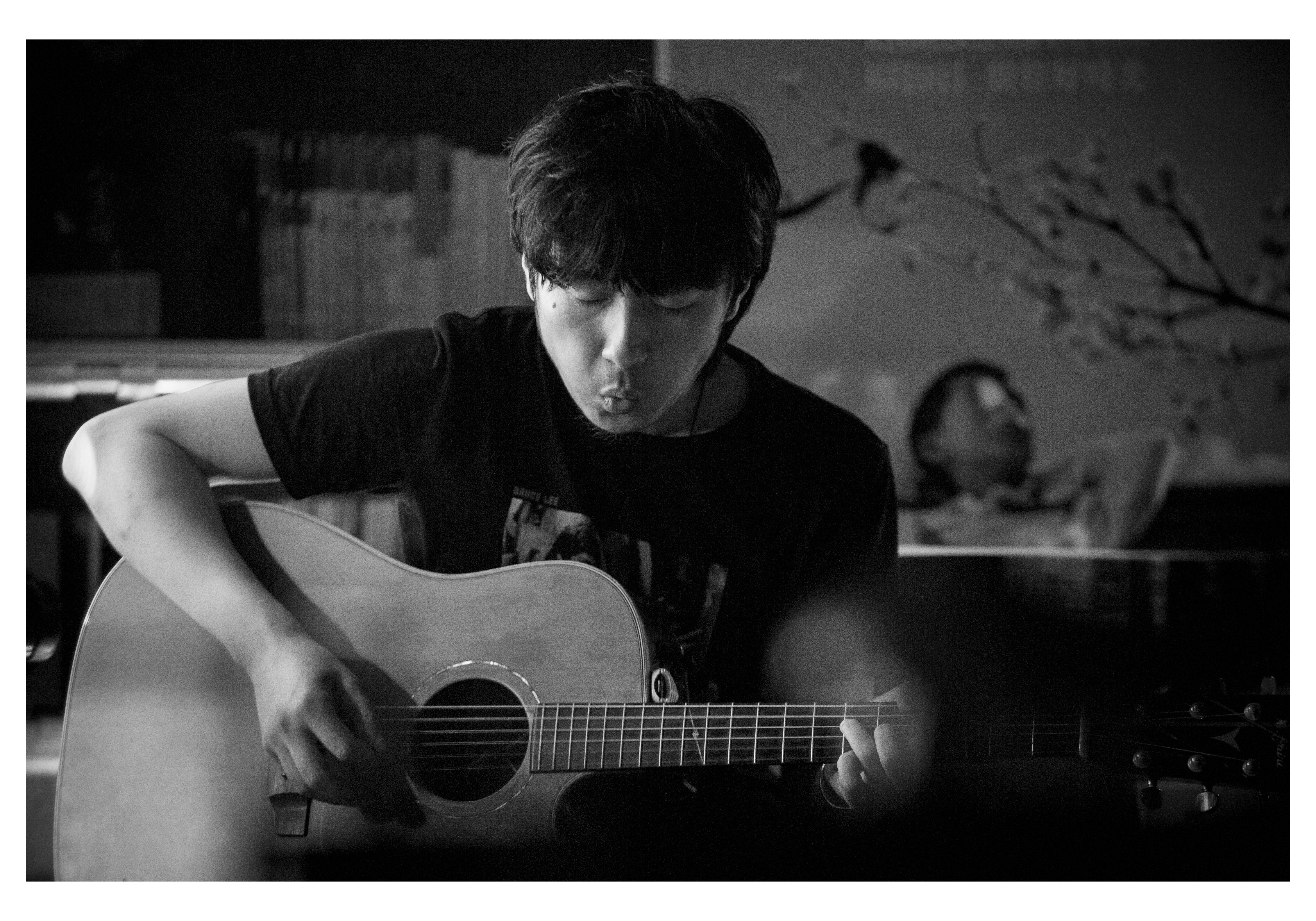 來自中國內蒙古的張大磊曾是一名搖滾樂手，在台灣的某場座談會上，他就彈唱起自己寫的歌。