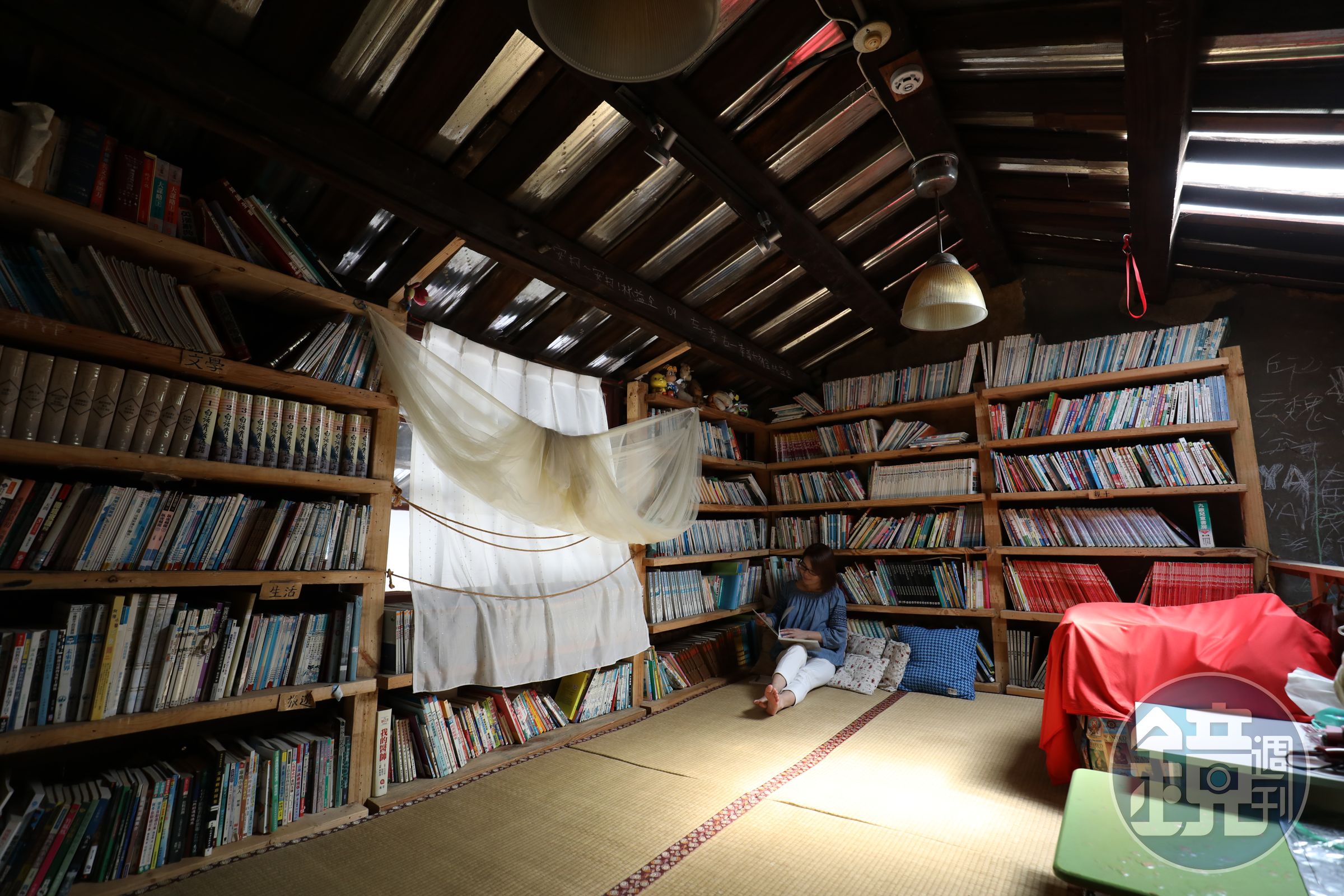 這一間臥房躲在書店閣樓裡，有如睡在「藏書閣」。