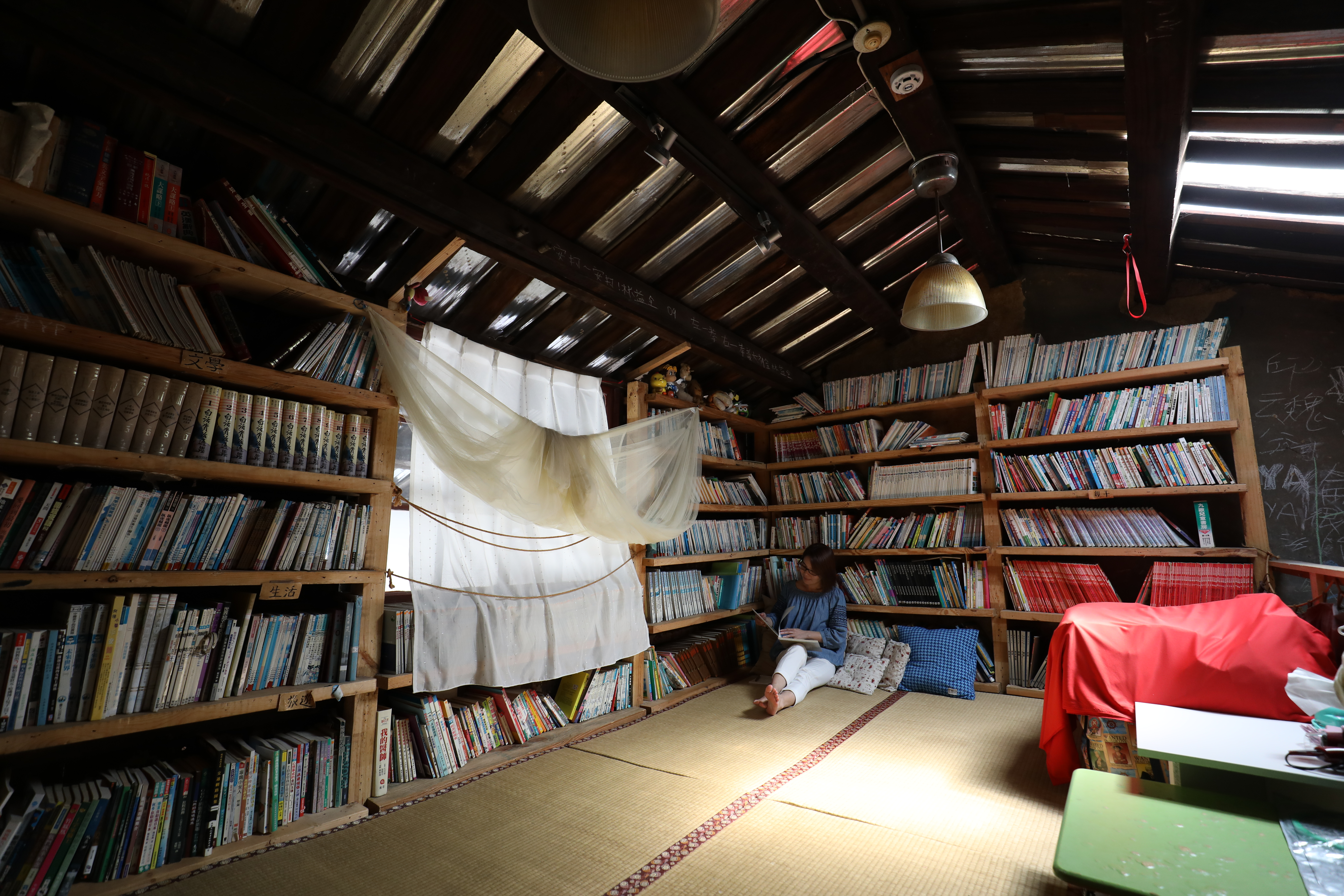 這一間臥房躲在書店閣樓裡，有如睡在「藏書閣」。