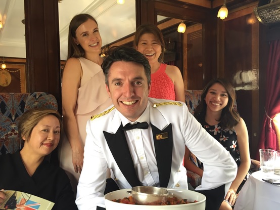 這段被「阿嘉莎克莉絲蒂」認證的「神祕謀殺快車」旅程，主要是體驗20、30 年代英式貴族的享受和尊榮待遇，以及體驗互動劇場的破案趣味。不但得提早訂位，還得著正式服裝，乘客除了銀髮族，還有包廂大肆慶祝的團體。 記者被安排在中間Ibis車廂（共有兩車廂）， 每節車廂都有穿著筆挺制服的服務員親切帶位。