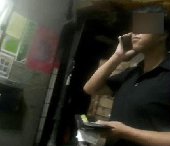 女警巡邏時見蕭姓男子一手持手機，交互使用2部提款機，直覺此人可能上當。