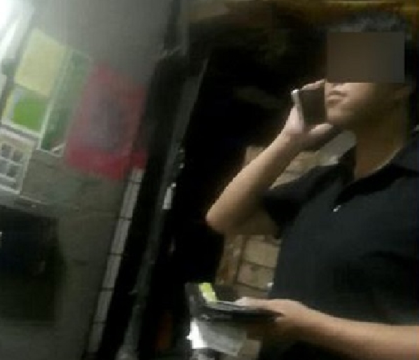 女警巡邏時見蕭姓男子一手持手機，交互使用2部提款機，直覺此人可能上當。