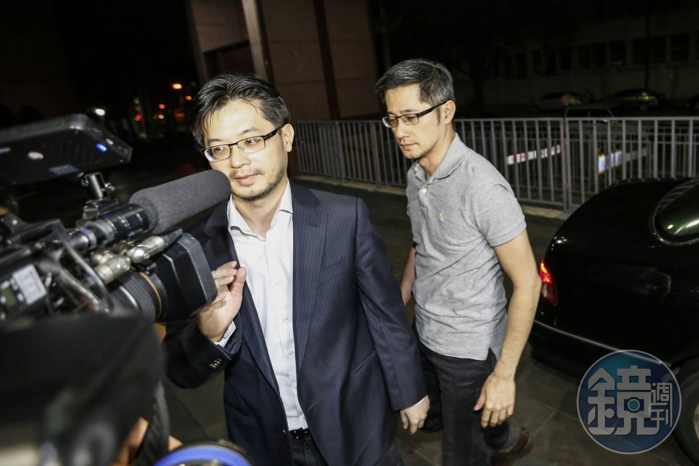 趙藤雄長子趙文嘉（右一）及次子趙信清〈左一）遭移送，趙信清上午百萬交保。