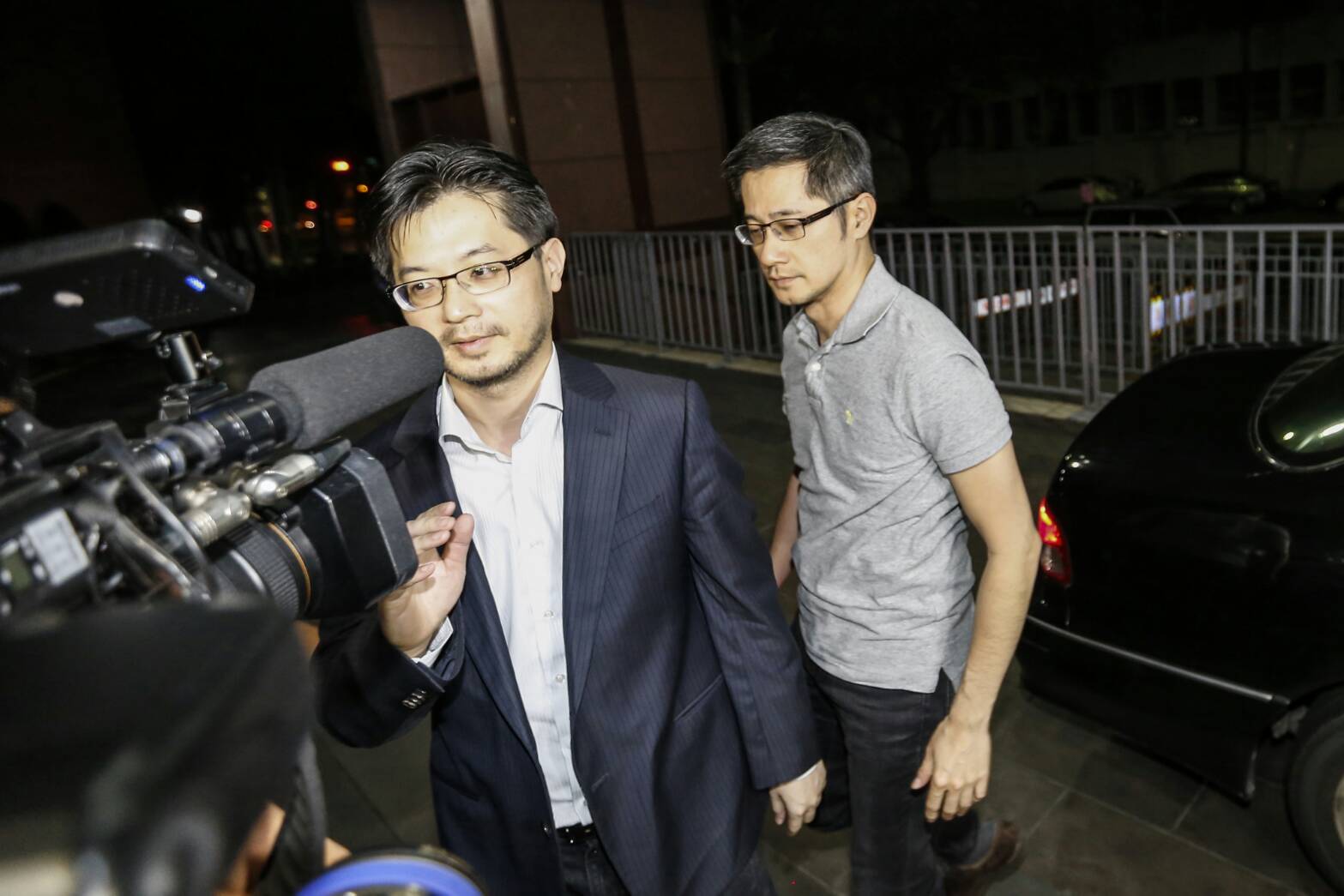 趙藤雄長子趙文嘉（右一）及次子趙信清〈左一）遭移送，趙信清上午百萬交保。