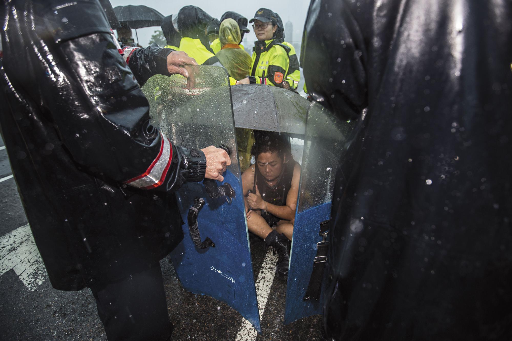 巴奈在凱道的第100天,當天下起近年罕見的大雷雨,警方趁勢發動攻勢,將帳篷等清除殆盡。巴奈在傾盆大雨中被警察包圍,動彈不得。