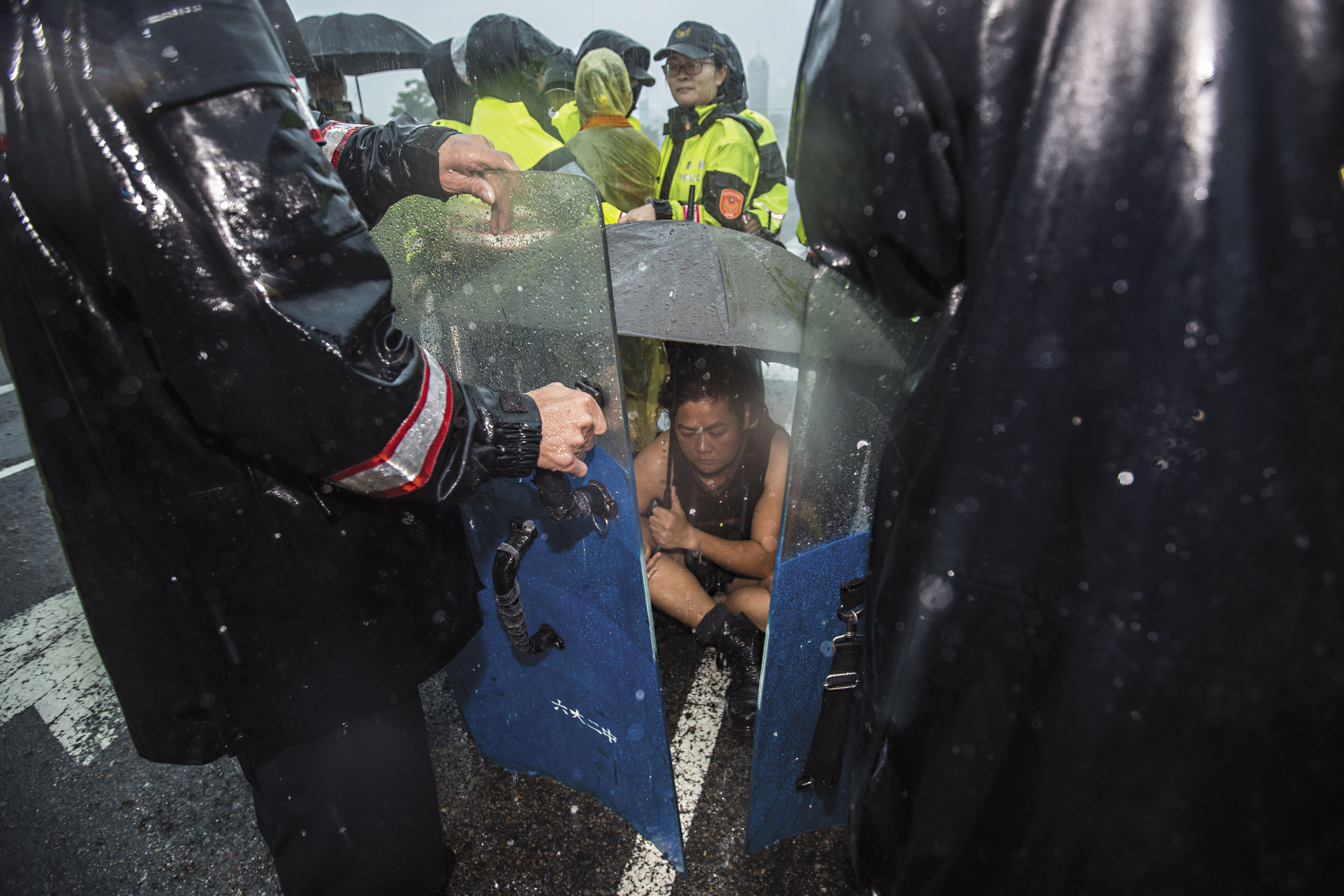 巴奈在凱道的第100天，當天下起近年罕見的大雷雨，警方趁勢發動攻勢，將帳篷等清除殆盡。巴奈在傾盆大雨中被警察包圍，動彈不得。