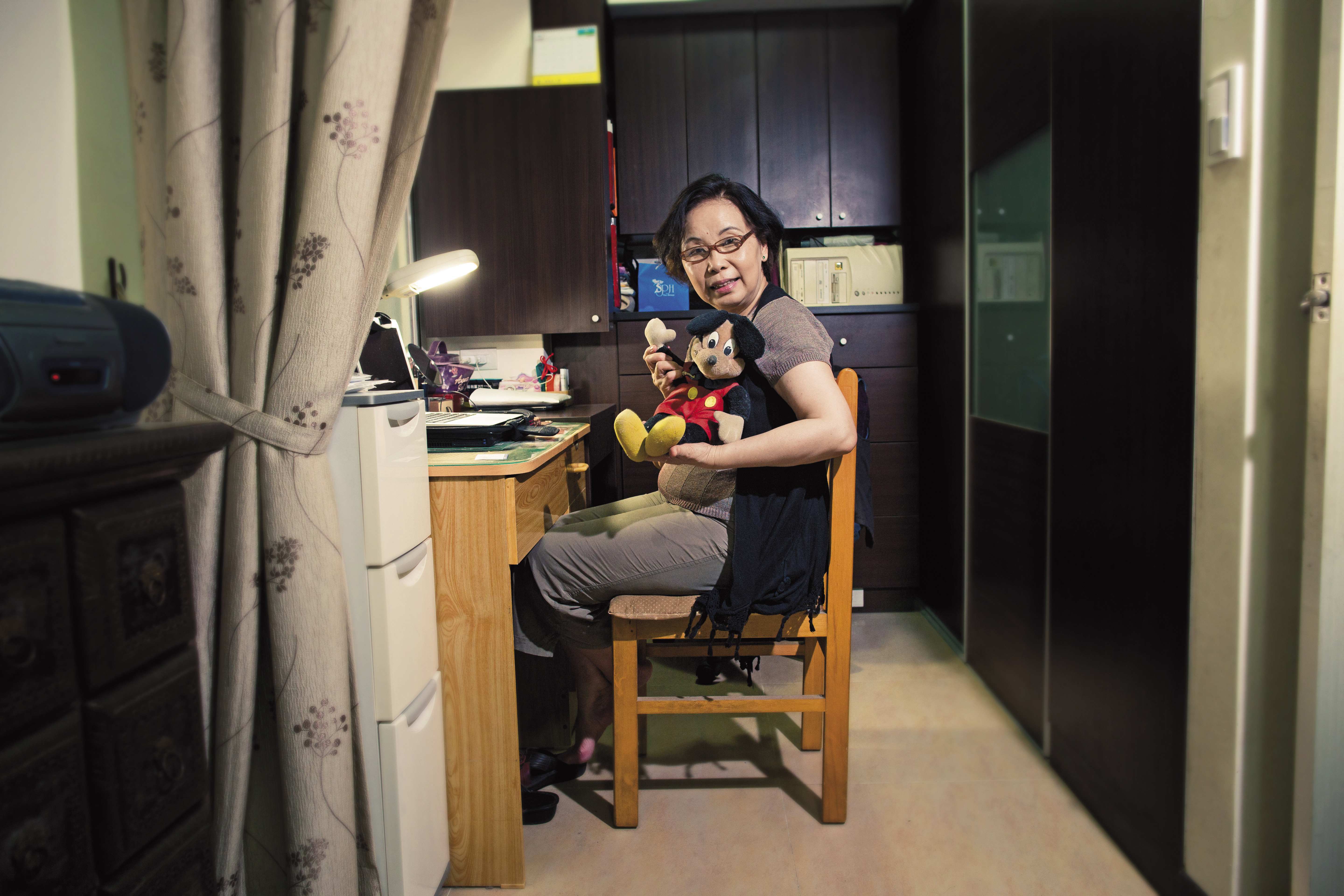 上大學住校，吳秉憲將最愛的米老鼠娃娃送給陳莉茵。陳莉茵說：「他說他不陪我了，米老鼠陪我。」秉憲猝逝後，娃娃仍一直陪著陳莉茵。這張書桌，正是秉憲倒下的那張書桌。