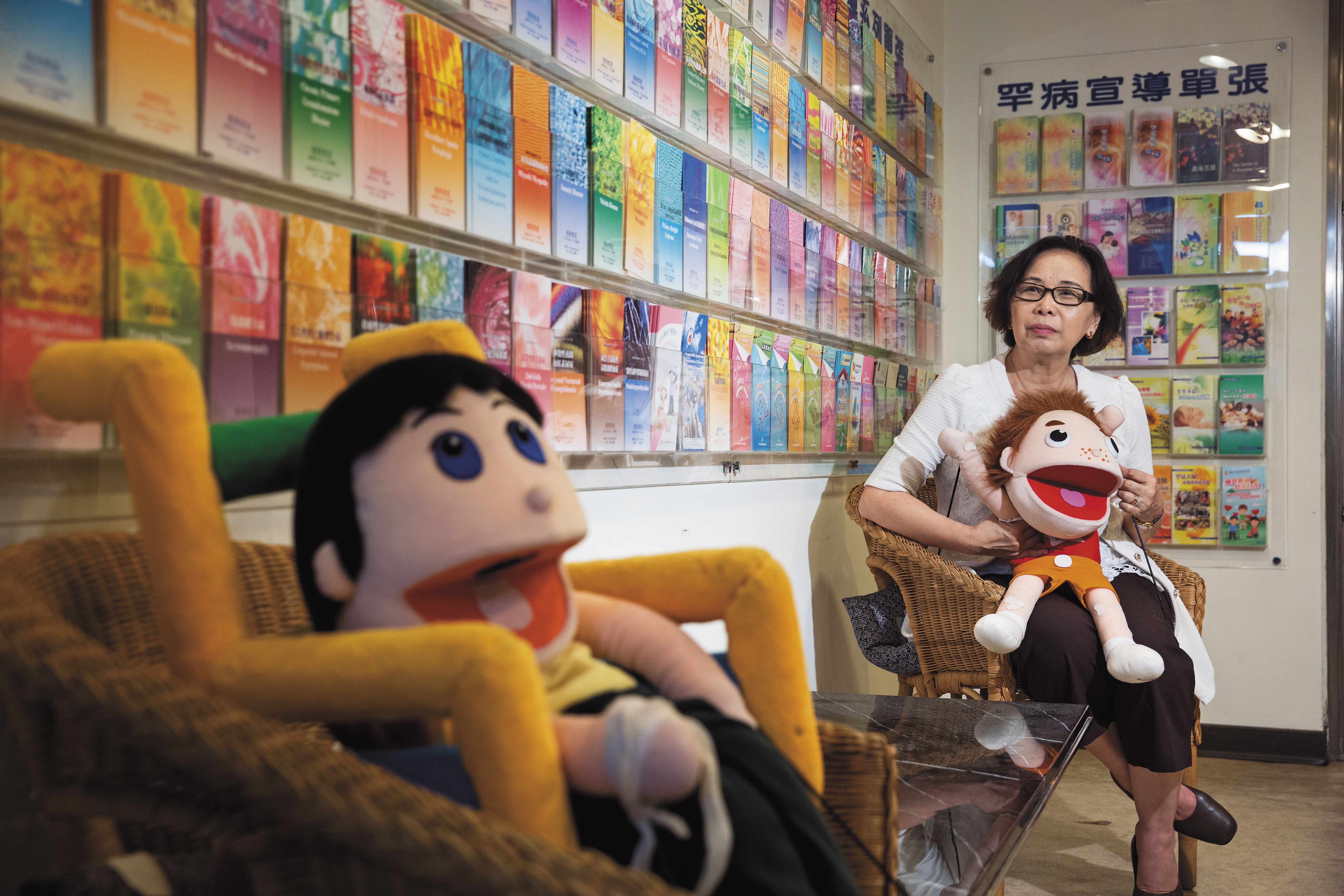 泡泡龍症、亨丁頓舞蹈症、小胖威利症…陳莉茵抱著宣導罕病的娃娃,介紹各種罕見疾病。