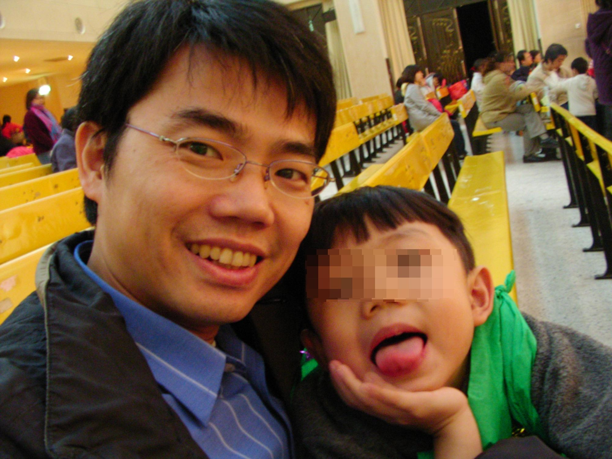 無法陪伴孩子成長，是宋耿郎心中的痛，圖為孩子年幼時，他與孩子合影。(宋耿郎提供)