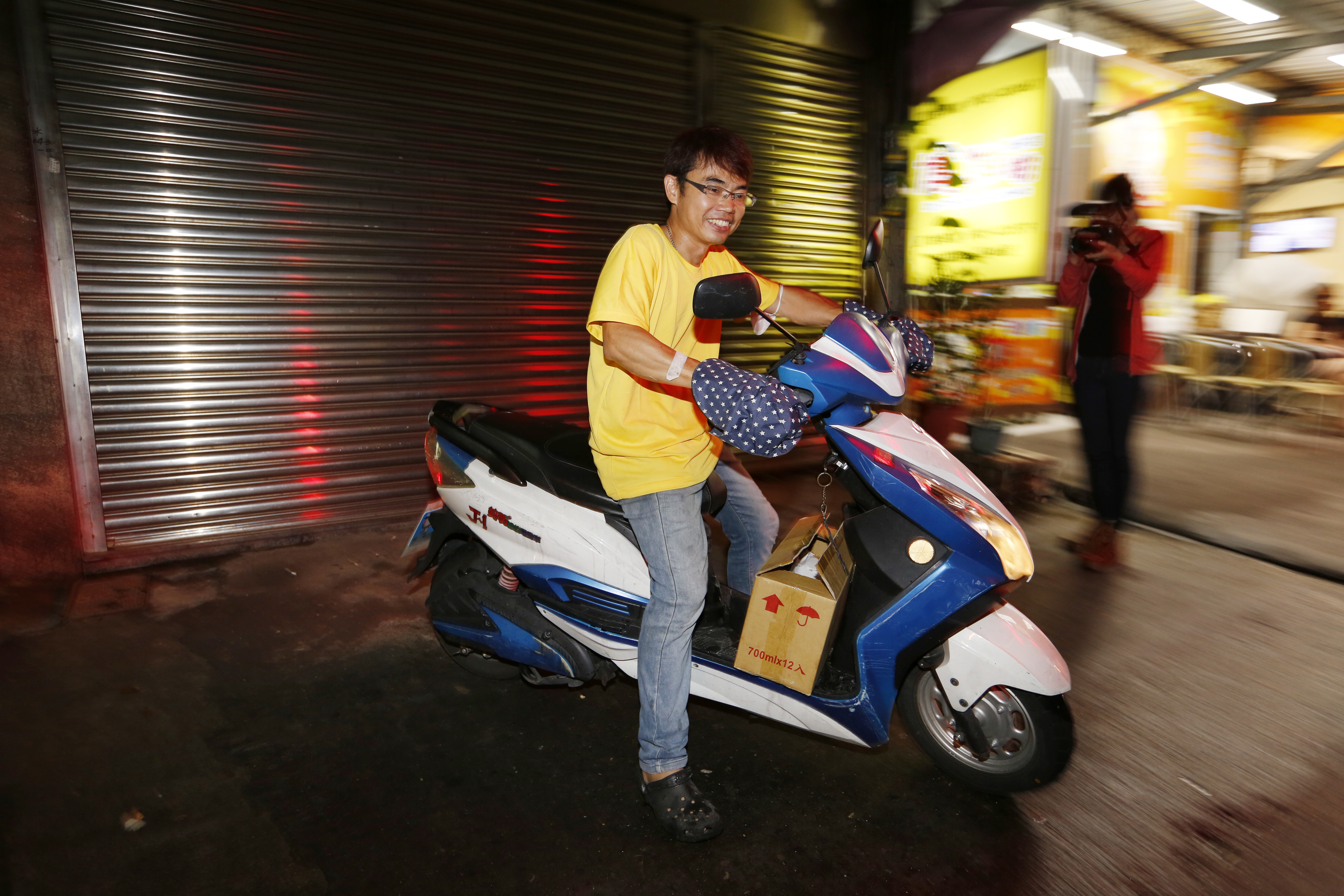 從街頭學會腰身柔軟之後，宋耿郎很適應賣雞排的生活，親自炸雞排之外，騎摩托車送貨是常有的事。