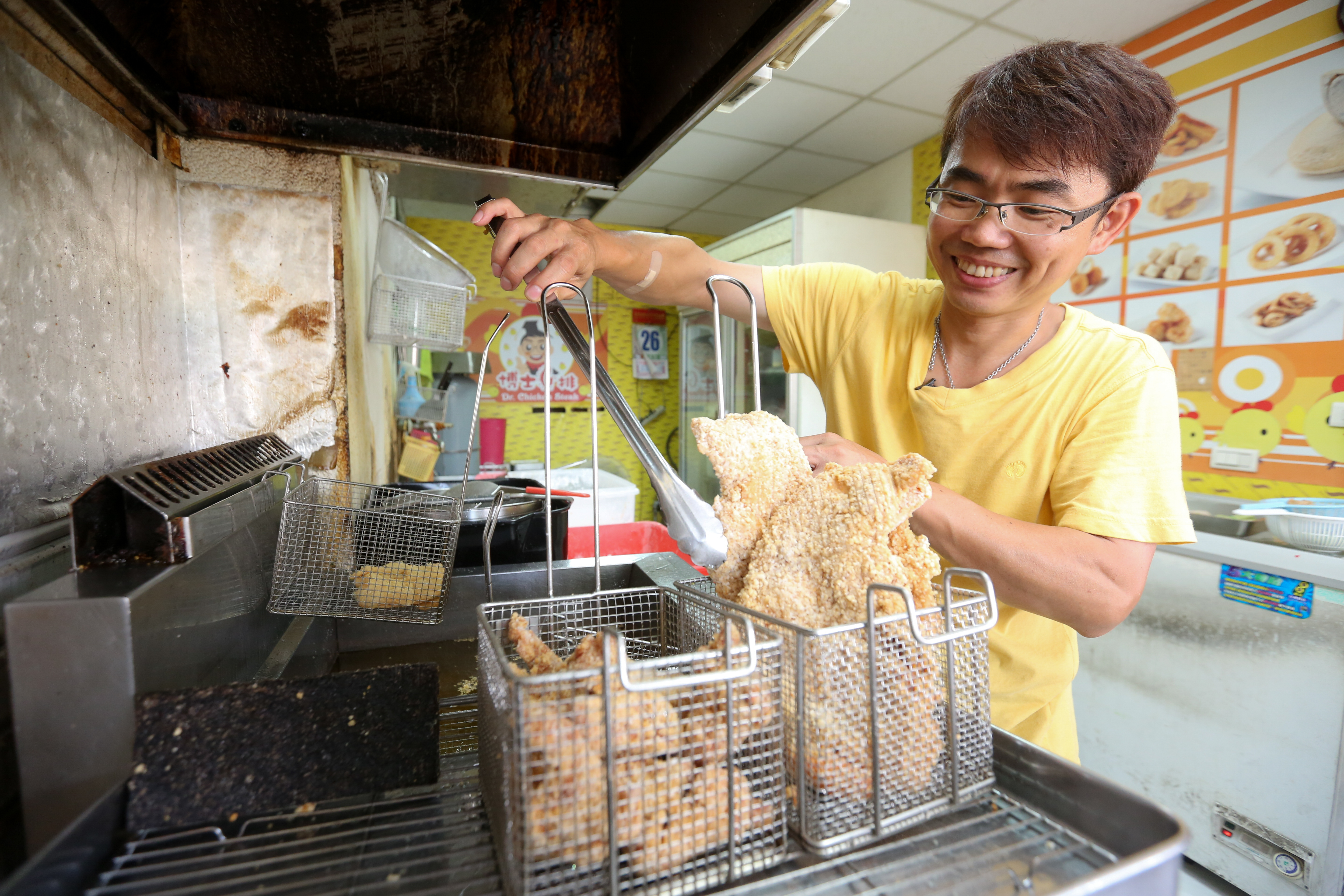 念到博士班卻改行賣雞排，甚至因此被郭台銘罵，但宋耿郎並不認為讀書完全無用。
