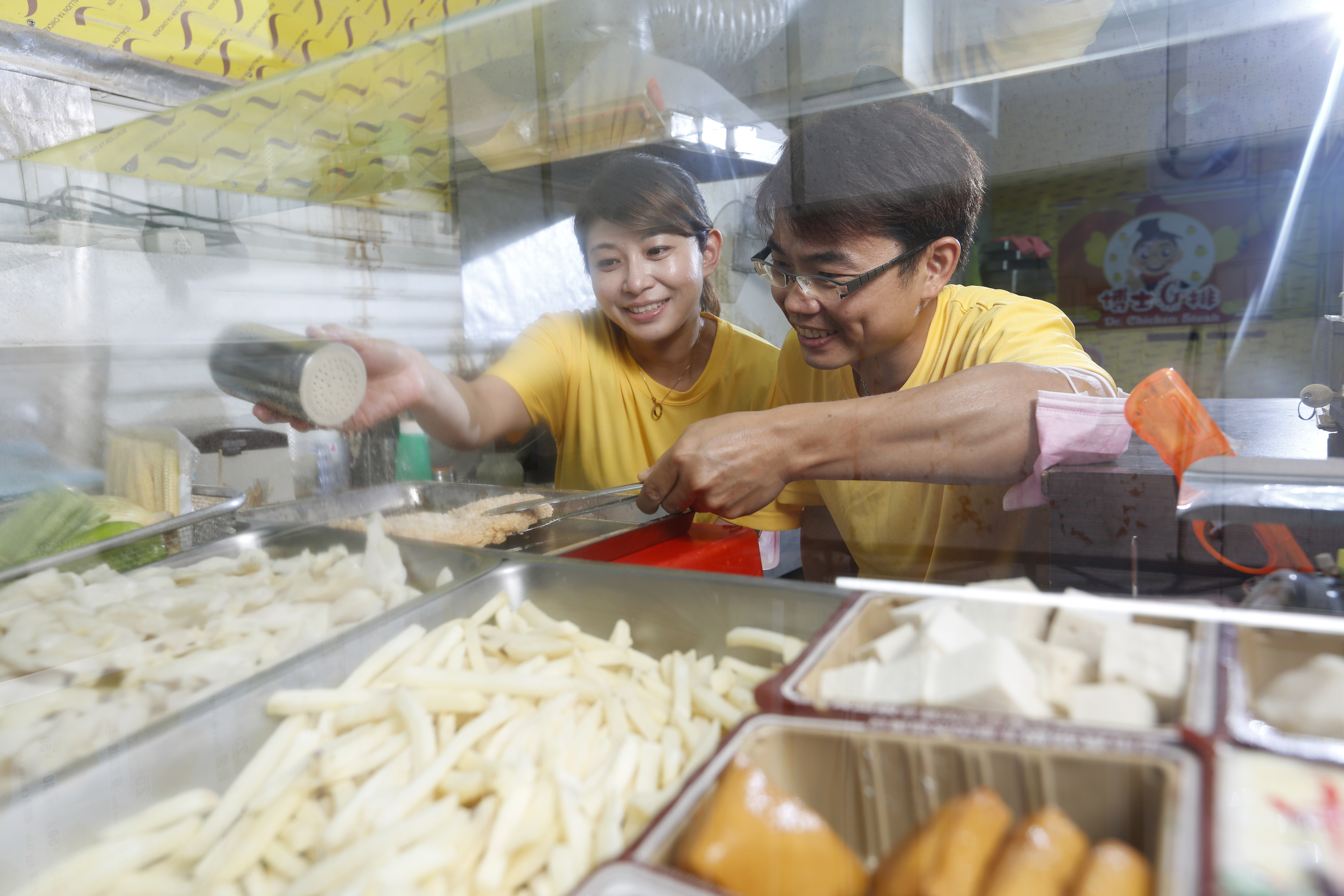 宋耿郎於去年底和女友周善鈞登記結婚，目前2人合力經營雞排攤。
