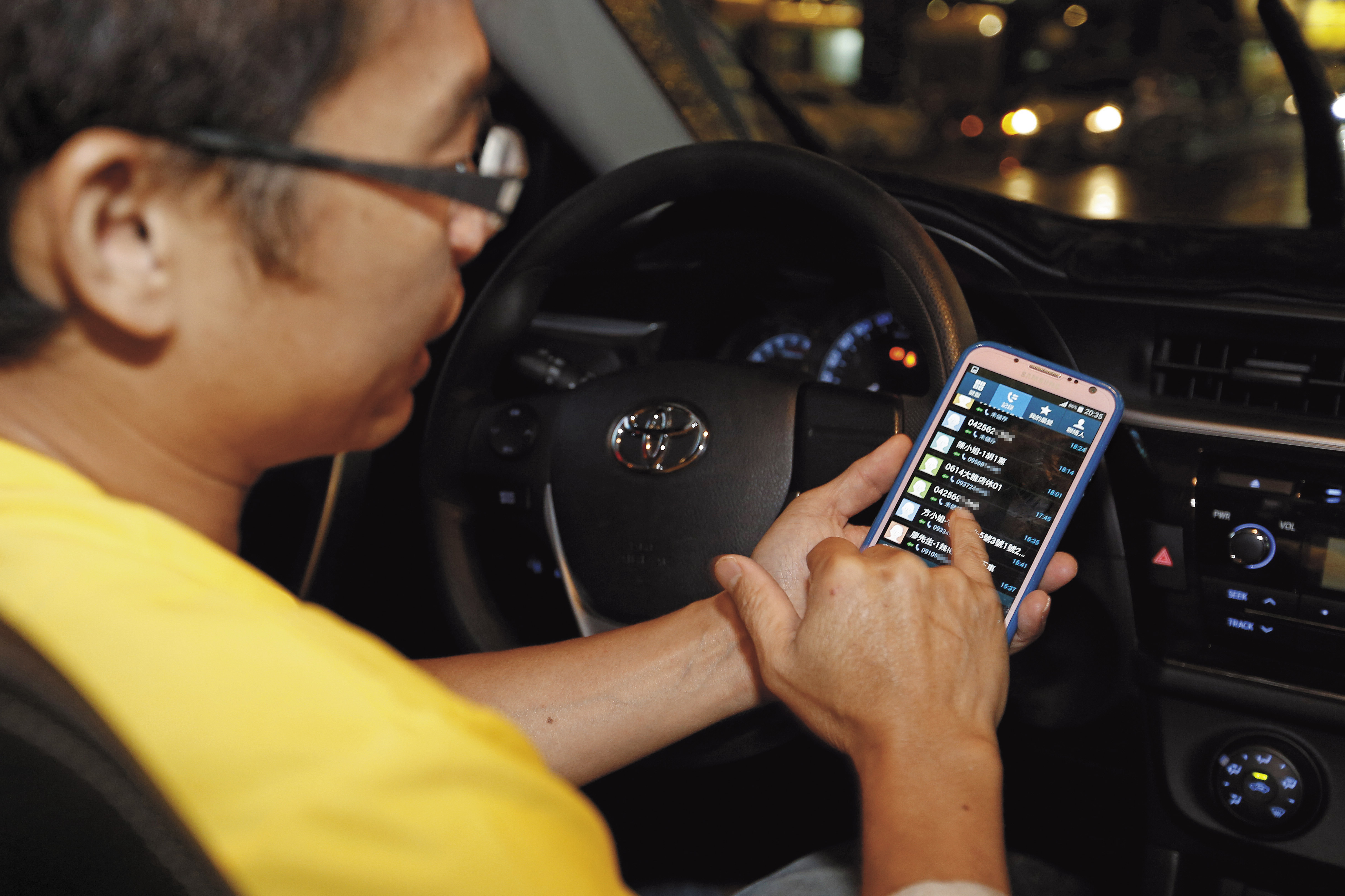 宋耿郎會在手機記錄來電客人姓氏和訂單，客人一來電，他就大概知道客人喜愛和口味。