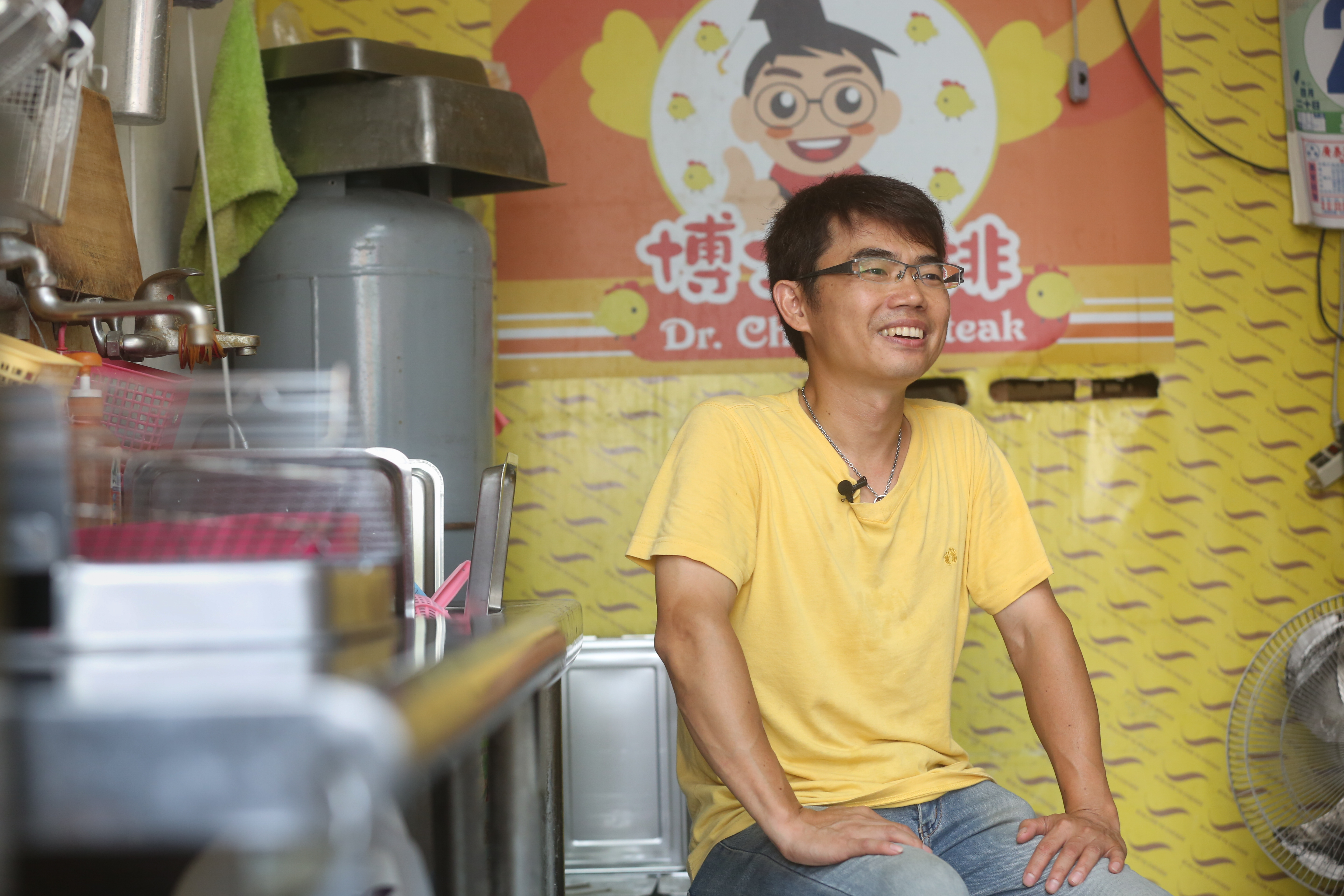 深夜12點，宋耿郎忙完收攤，終於有空伸展筋骨。