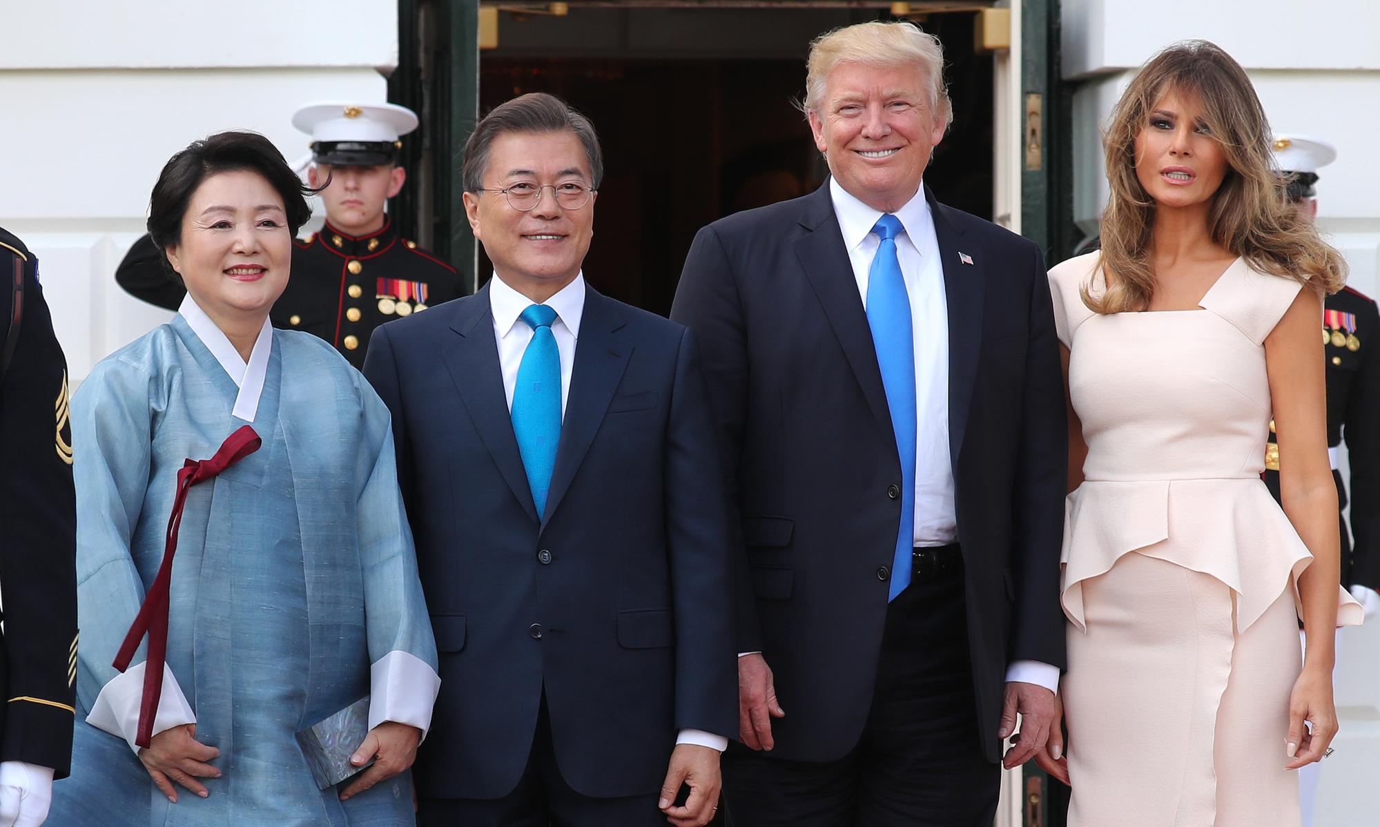 美國新政府第一次放行對台軍售,顯示川普對中國已漸失耐性。圖為川普夫婦會晤來訪的南韓總統文在寅。