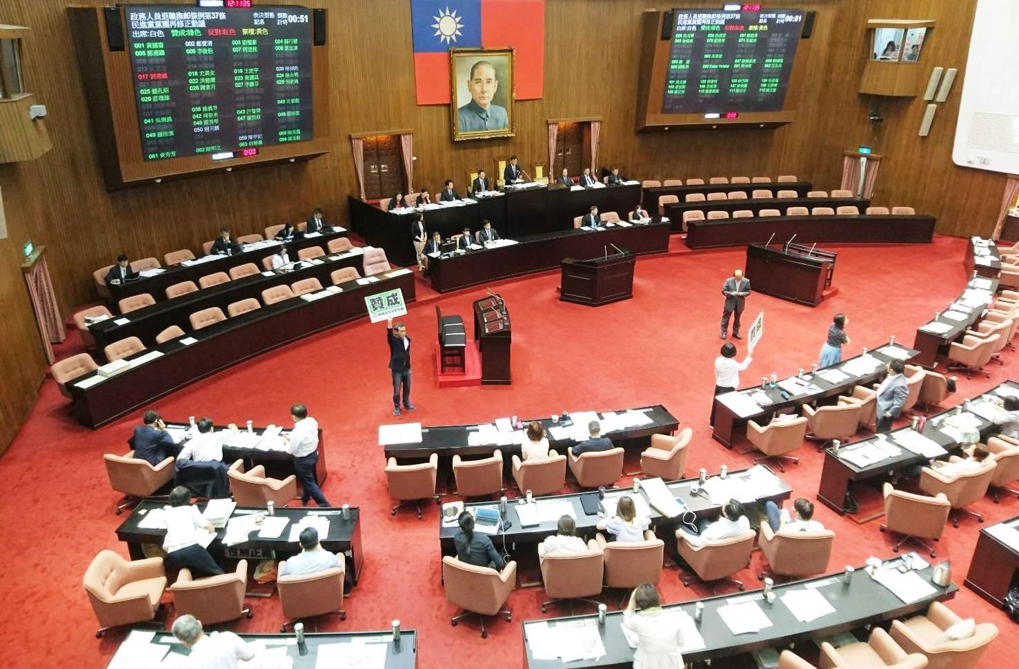 立法院臨時會今三讀通過《政務人員退職撫卹條例》修正案，蔡政府年改三法均完成三讀。