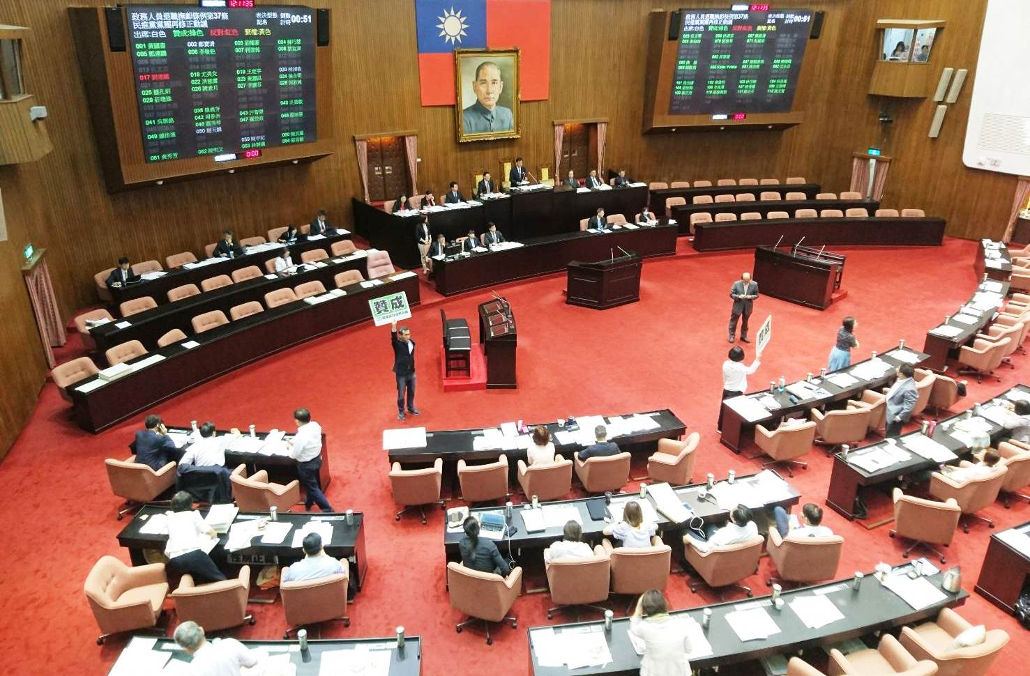 立法院臨時會今三讀通過《政務人員退職撫卹條例》修正案，蔡政府年改三法均完成三讀。