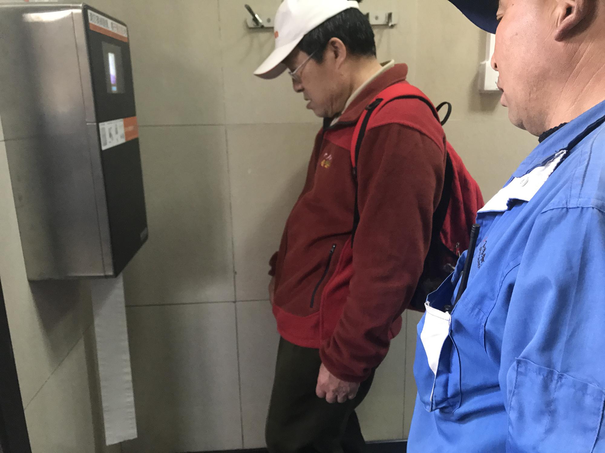 北京天壇公園的公共廁所，日前裝設「人臉識別廁紙機」，限制民眾領用的衛生紙量。