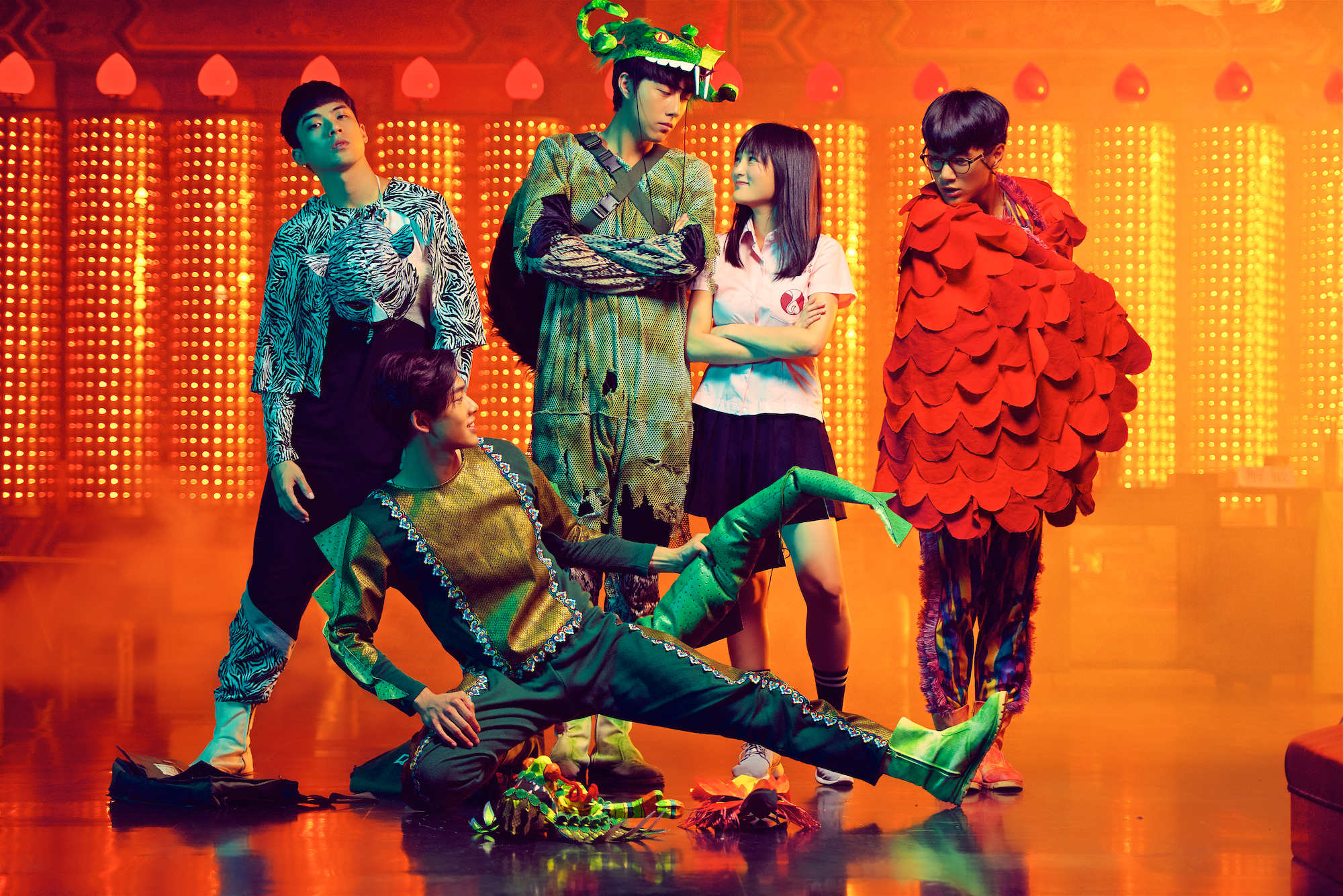 蔡凡熙（左二）和死黨組成「神獸團」，助他狂追由王淨（右二）演出的校花曼麗。