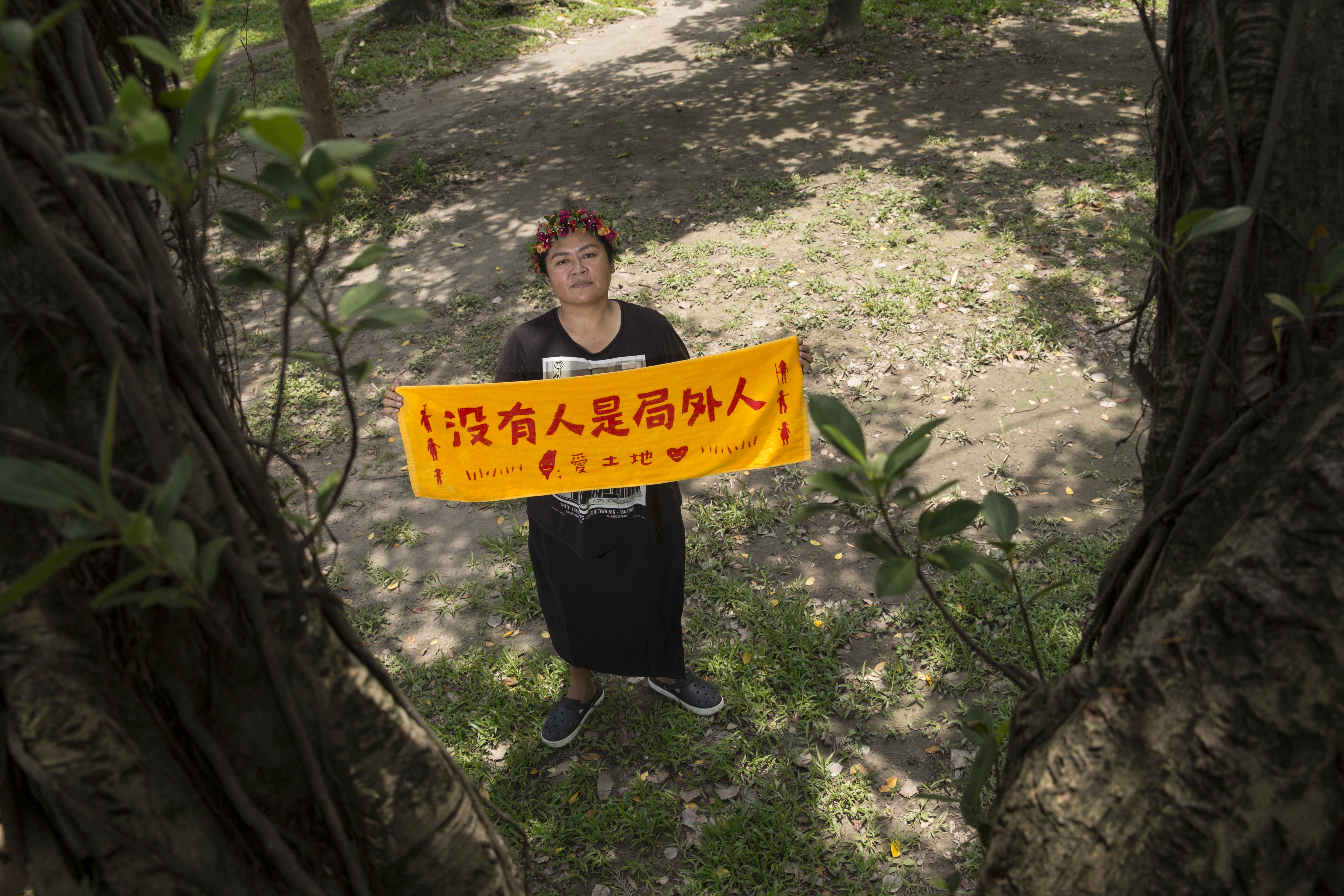 「沒有人是局外人」出自巴奈的歌曲〈原來的樣子〉，曲末眾人齊聲高唱「沒有人是局外人」，是溫柔呼籲也是感性召喚。