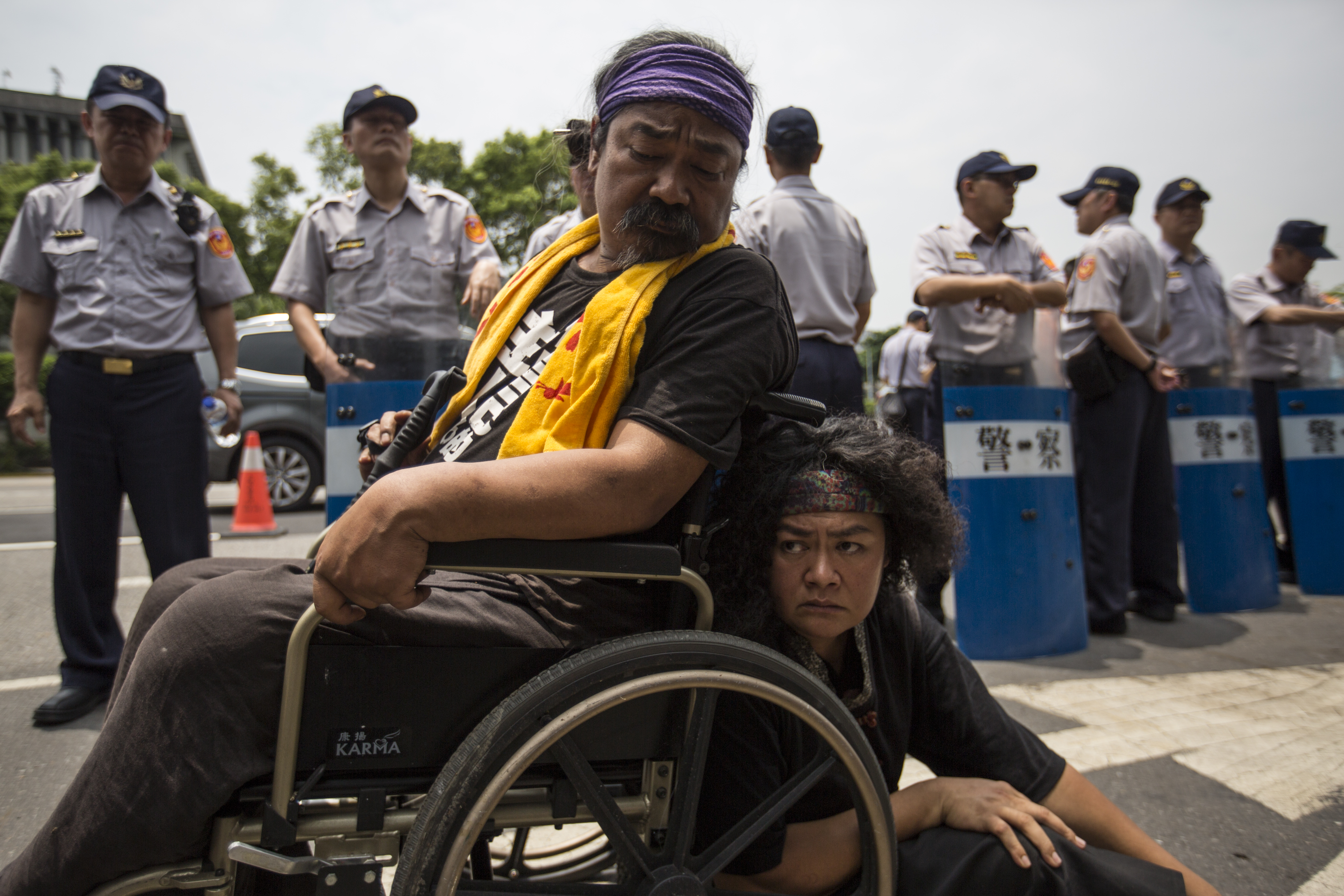 5月2日，警方第一次清場。巴奈（右）與先生那布在凱道被警察團團包圍，神情疲憊落寞。