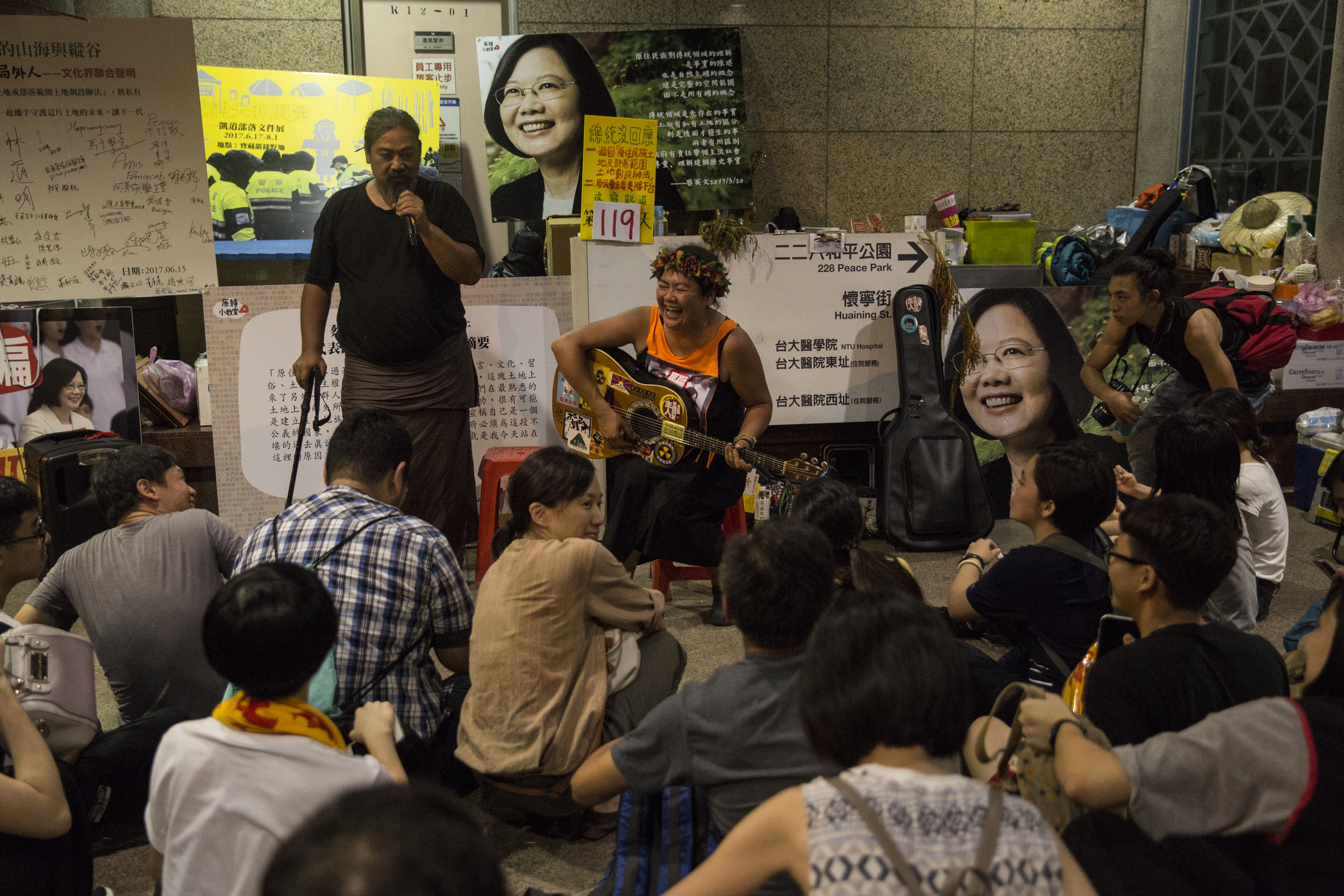 凱道清場後，巴奈和那布轉移陣地到台大醫院捷運站出口。