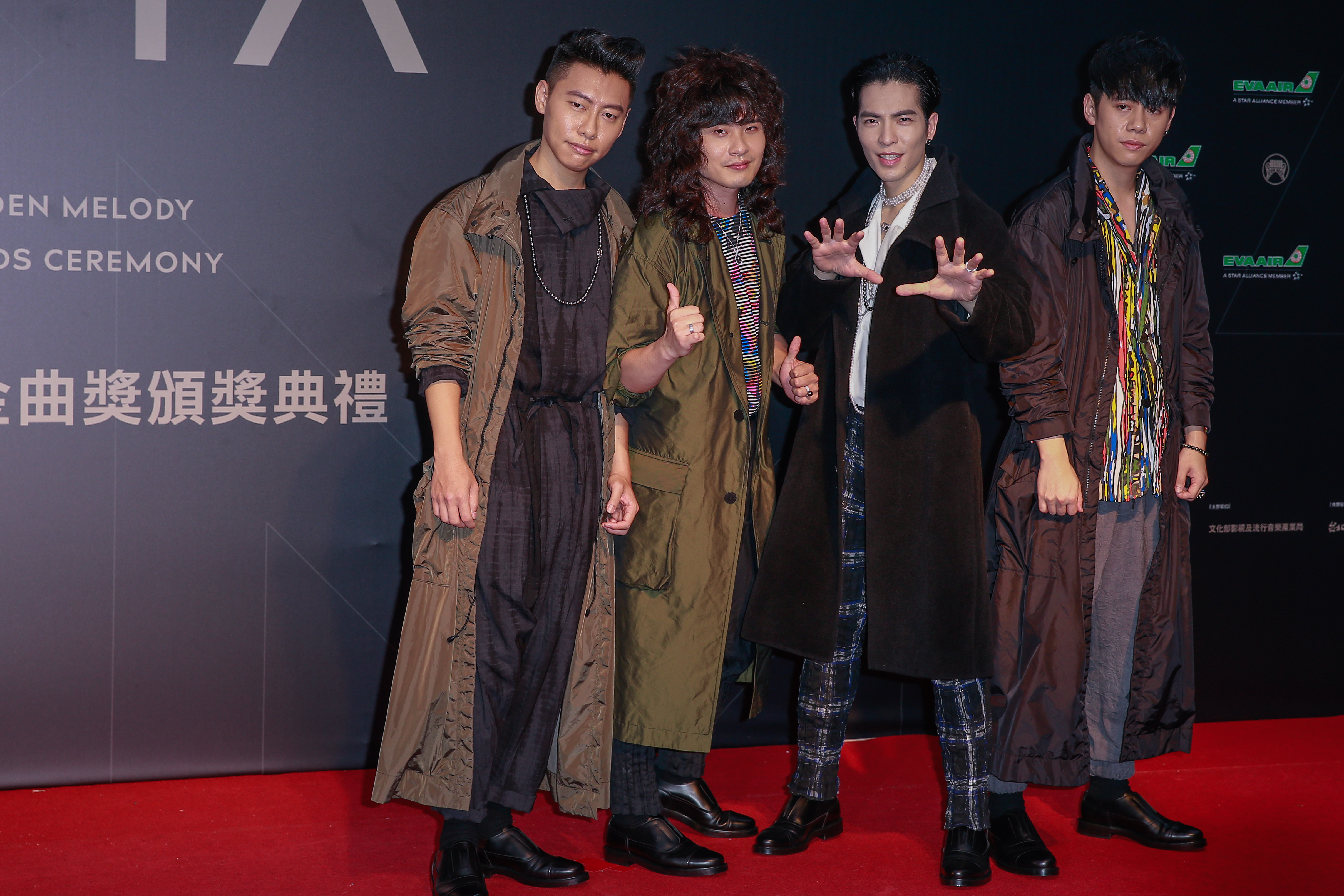 蕭敬騰（右二）在金曲頒獎典禮中宣布，如果典禮如期結束，製作團隊的陳鎮川會裸奔，沒想到成了本屆金曲的哏。（攝影組）