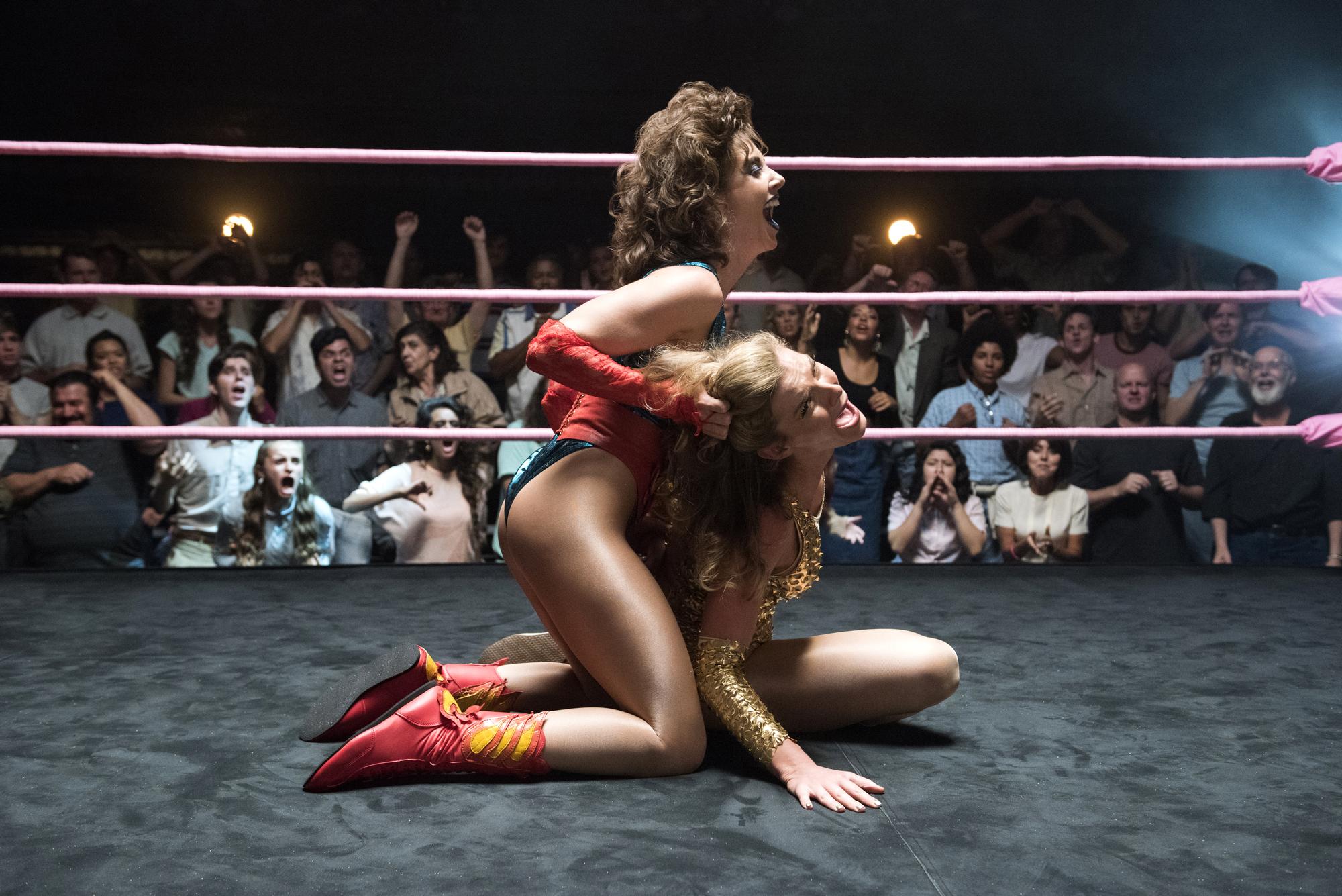 《GLOW 華麗女子摔角聯盟》充滿各種80年代的元素。