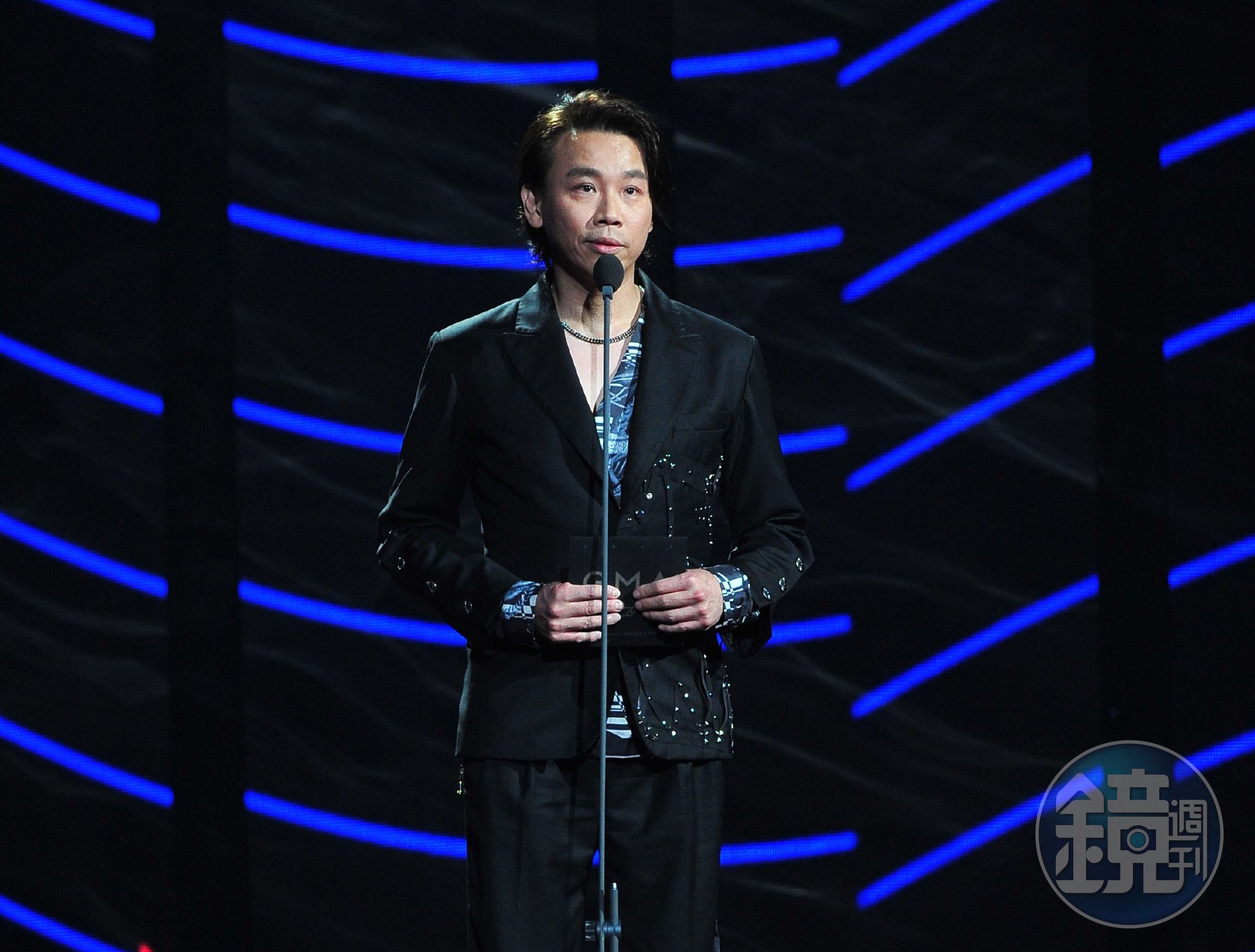 陶喆在金曲致詞時，連續3支麥克風都失聲，讓他差點變臉，事後他解釋，可能是張雨生來了。（台視提供）