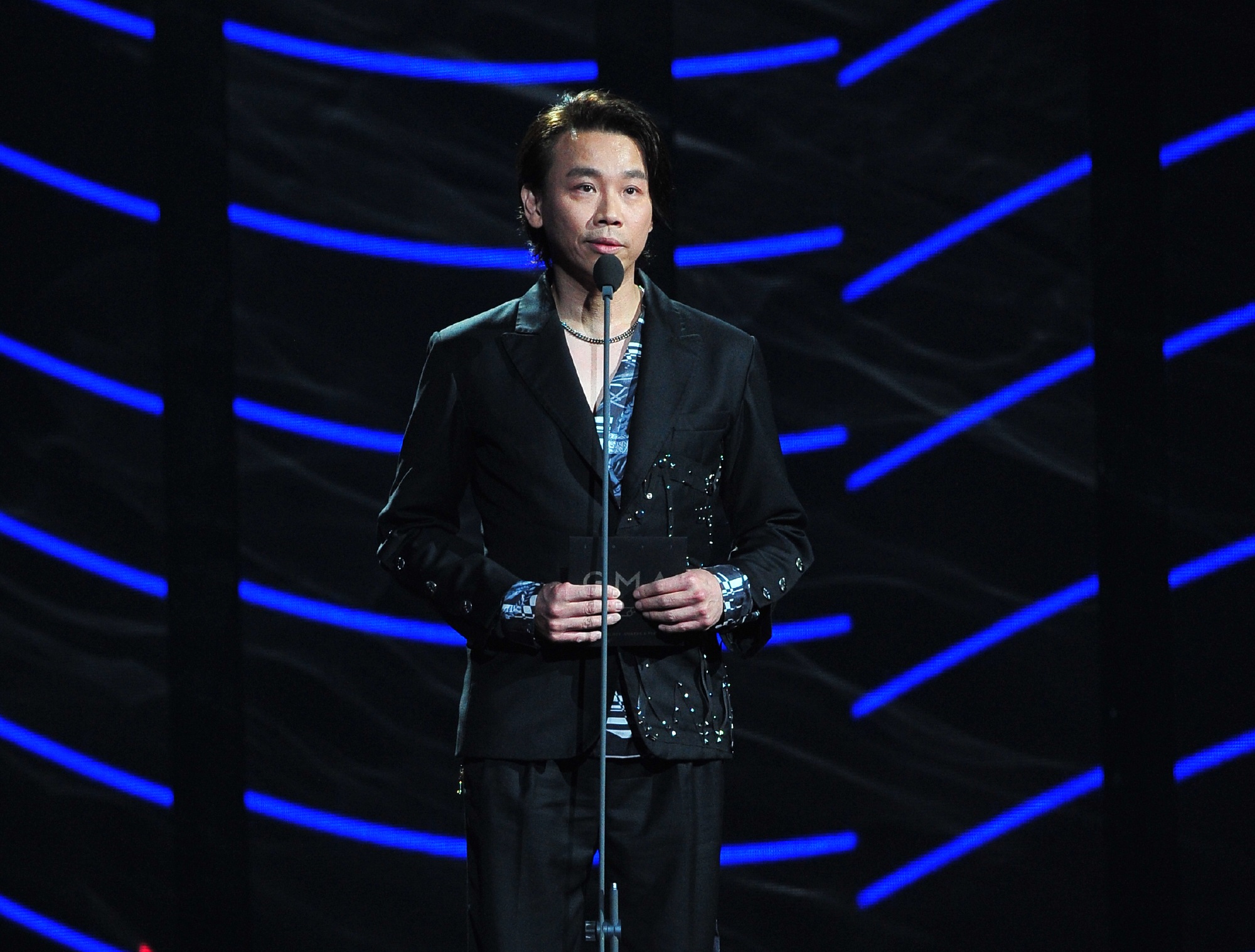 陶喆在金曲致詞時，連續3支麥克風都失聲，讓他差點變臉，事後他解釋，可能是張雨生來了。（台視提供）