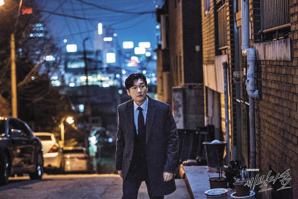 演技精湛的曹承佑在韓劇《秘密森林》飾演特立獨行檢察官，試圖打擊貪腐系統查出真相。（翻攝自tvN官網）