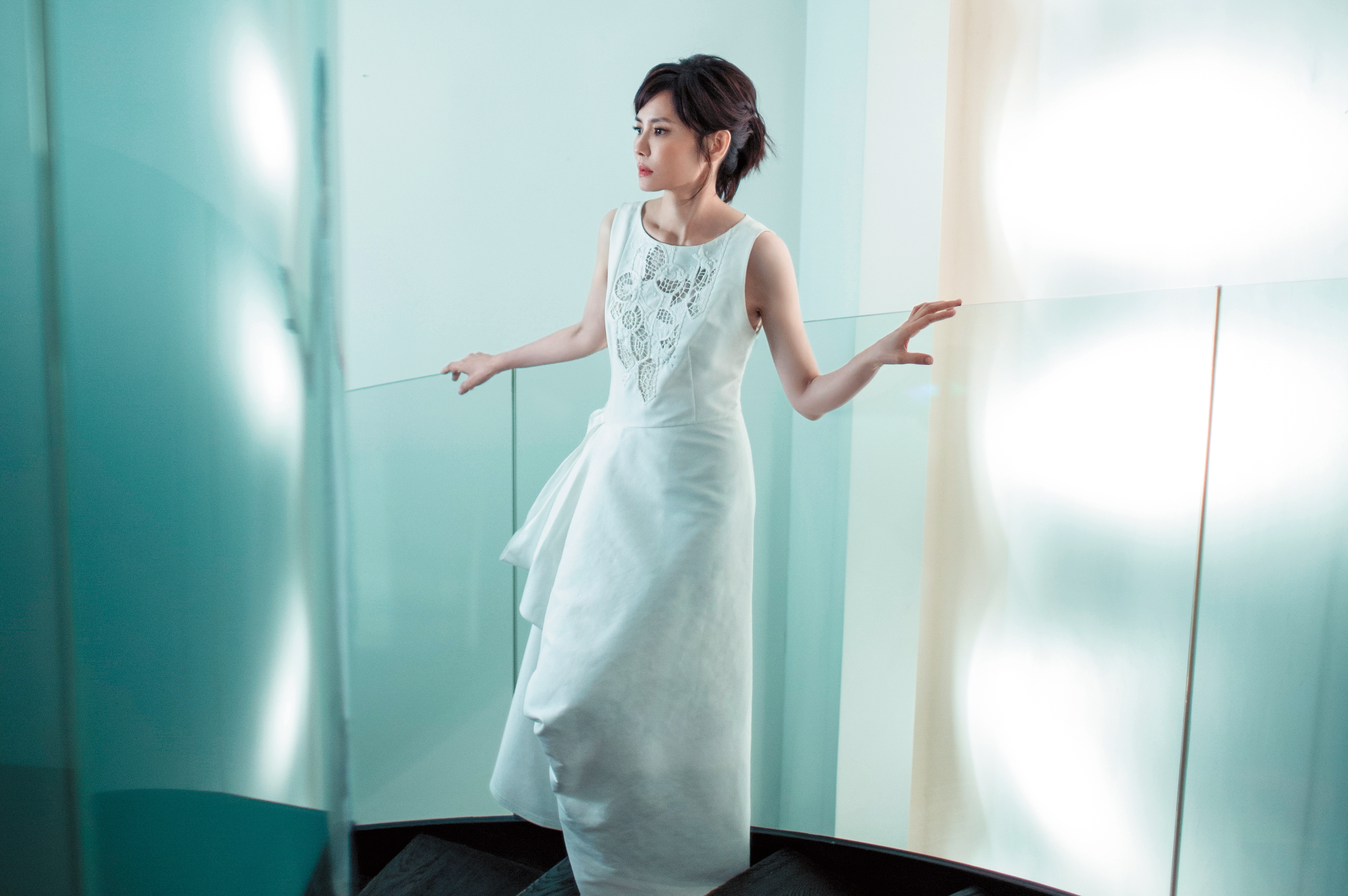 面對照相機鏡頭，陳湘琪是緊張的，遠遠不如她面對攝影機那般自然流暢。