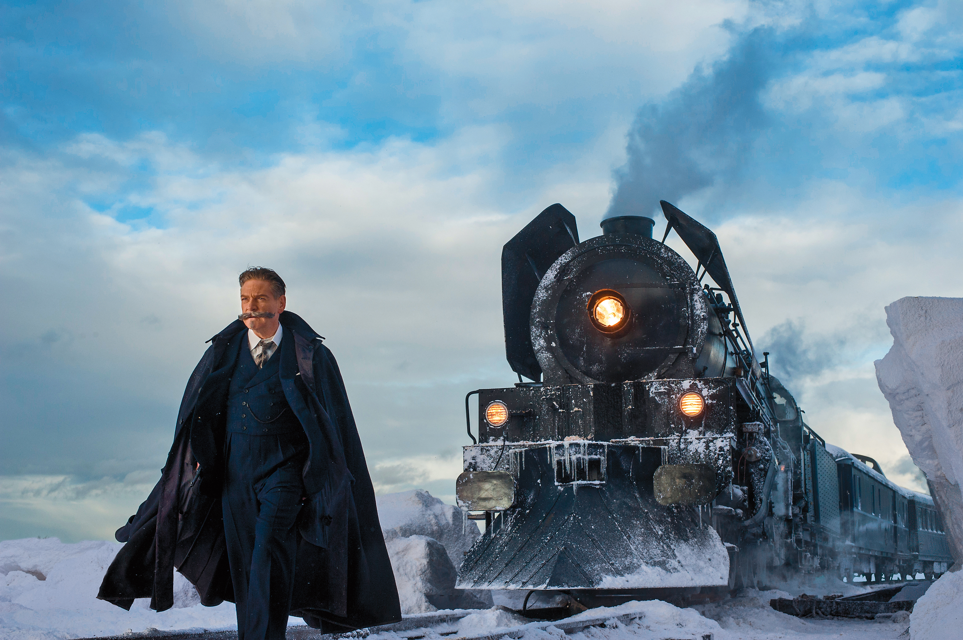 肯尼斯布萊納不僅肩負導演大任， 還領銜主演片中神氣又挑剔的翹鬍子偵探赫丘理白羅。（福斯影業提供）