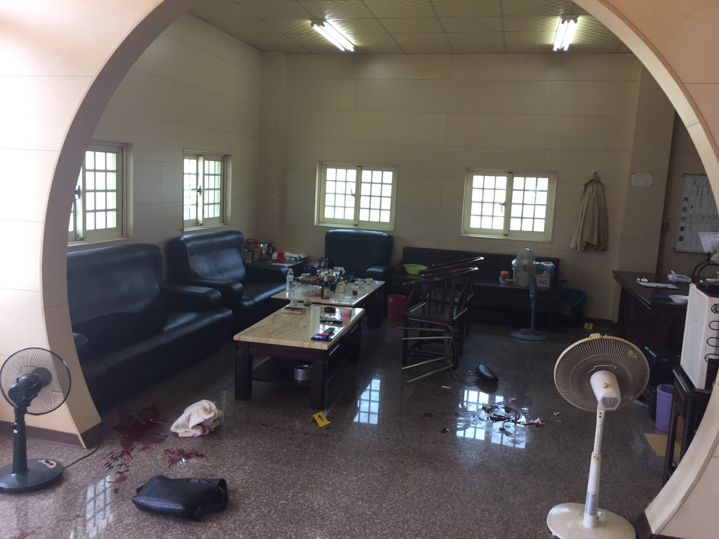 黃信雄因增資齟齬槍殺股東後飲彈自盡，現場血跡斑斑。