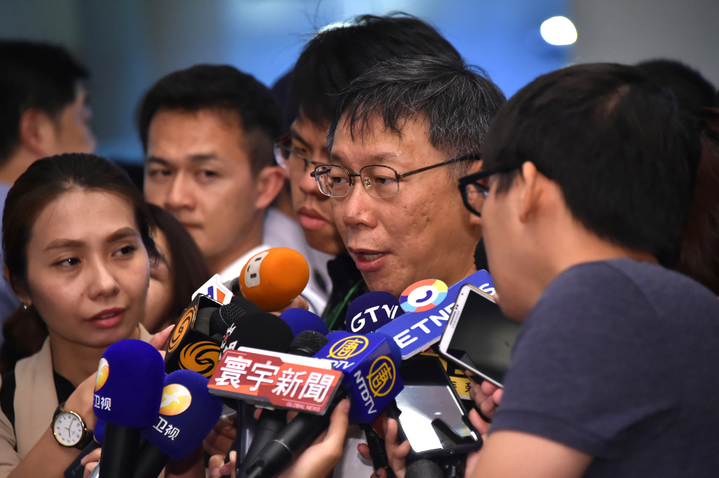 柯文哲說，這次去上海談的，醫療、衛生、設說服力、環保，把台北市的街舞團隊帶到上海表演，目的很清楚，「會盡量避免討論政治議題。」